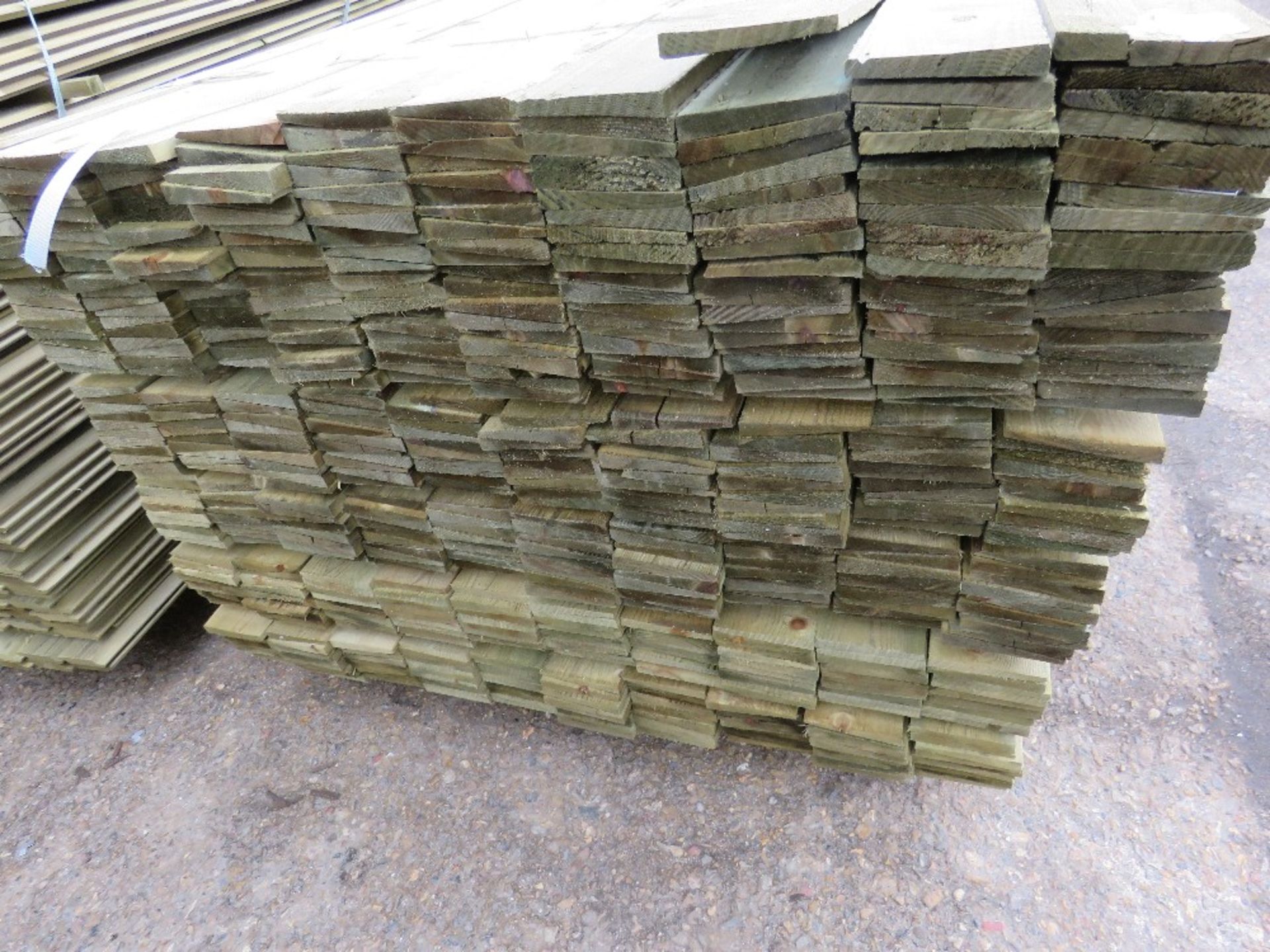 1 X PACK OF FEATHER EDGE TIMBER CLADDING, 1.8M LENGTH X 10CM WIDTH - Image 2 of 4