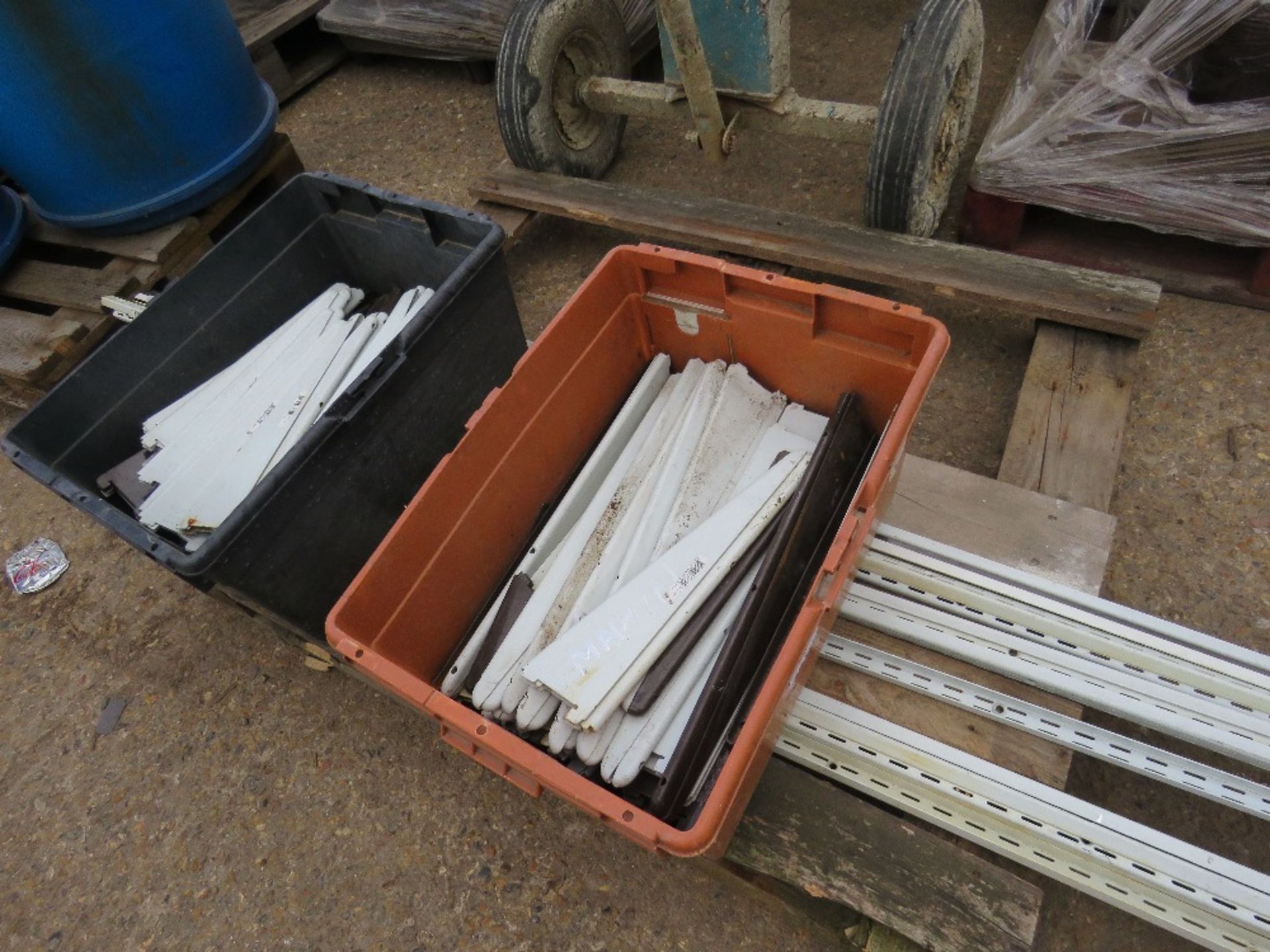 PALLET OF LIGHTWEIGHT RACKING PARTS