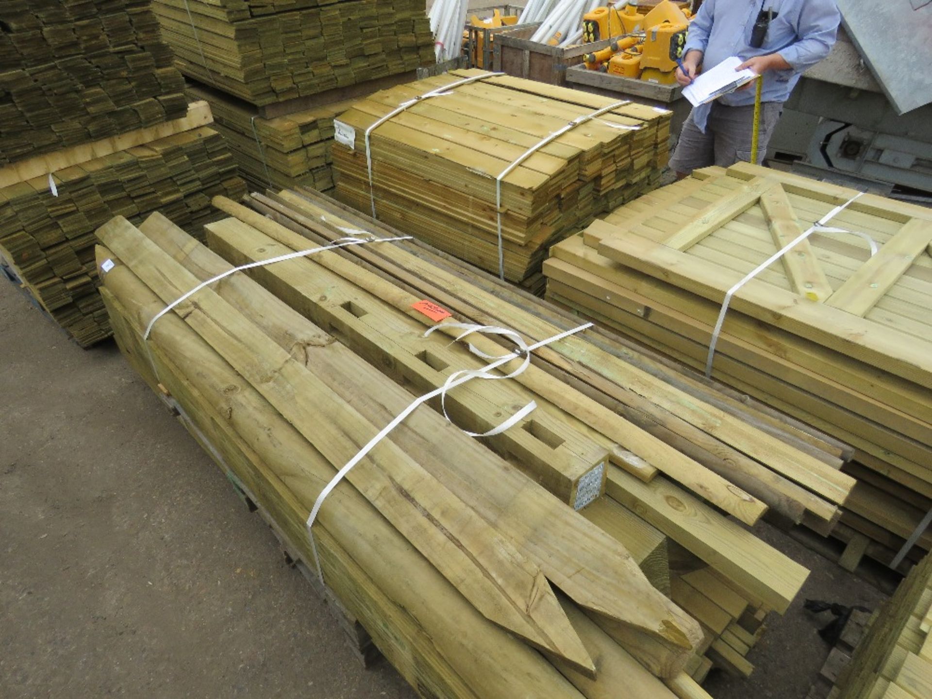PALLET OF POSTS AND RAILS AND ASSORTED TIMBER - Image 4 of 5