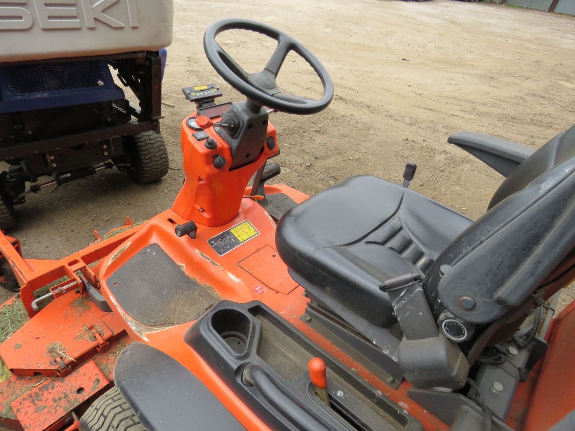 KUBOTA F2880 RIDE ON MOWER WITH OUT FRONT ROTARY DECK, YEAR 2014, 2670REC HRS REG:SF14 HXM WHEN - Image 6 of 8