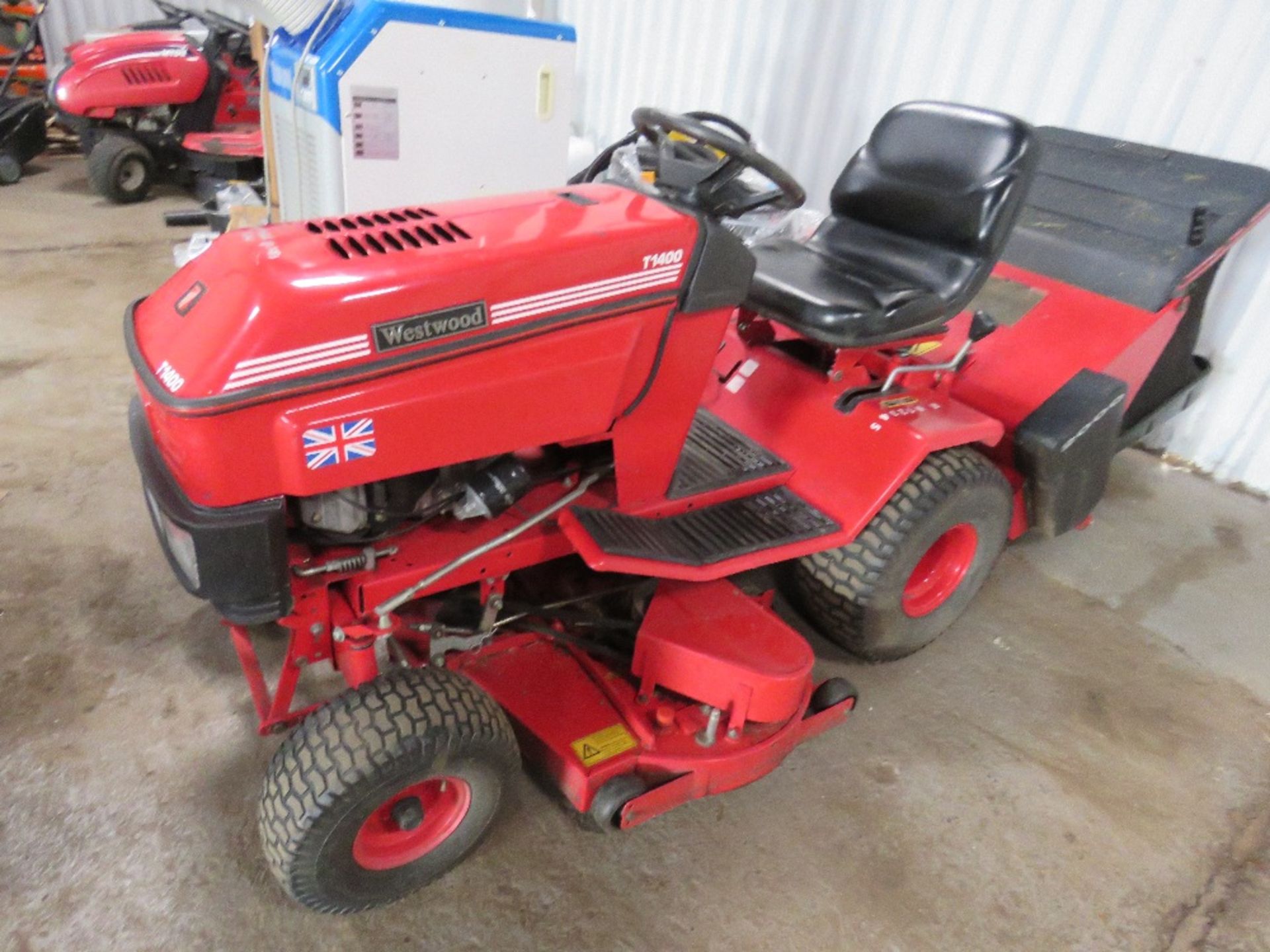 WESTWOOD T1400 RIDE ON MOWER C/W COLLECTOR. WHEN TESTED WAS SEEN TO DRIVE AND MOWER TURNED