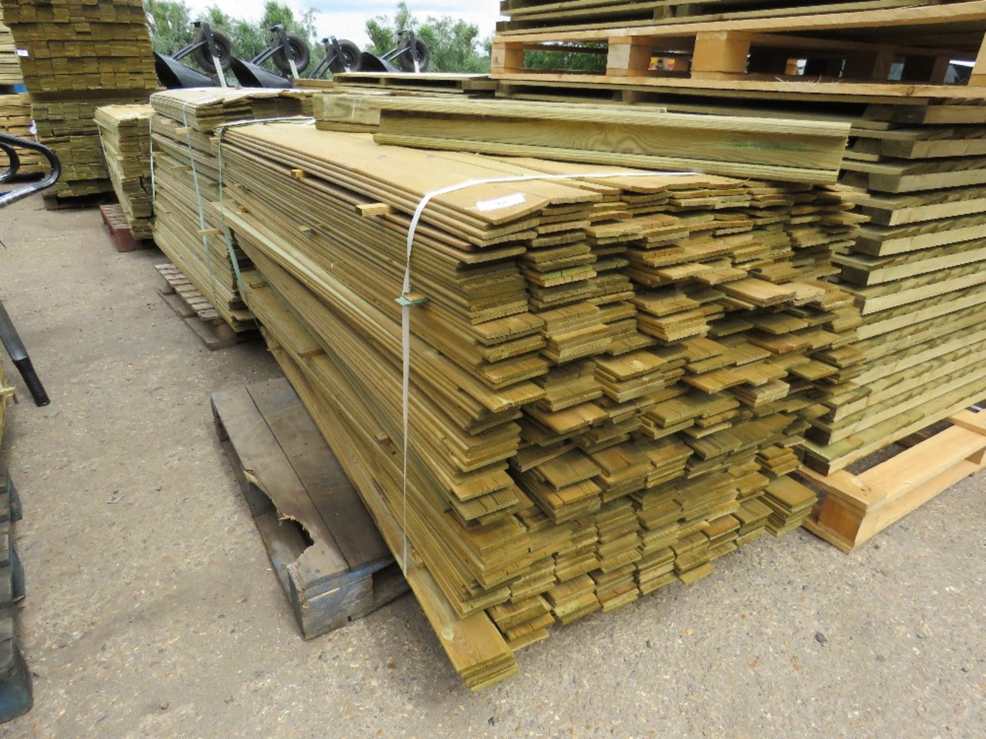 LARGE PACK OF MACHINED TIMBER FENCE CLADDING SLATS 1.75METRE LENGTH