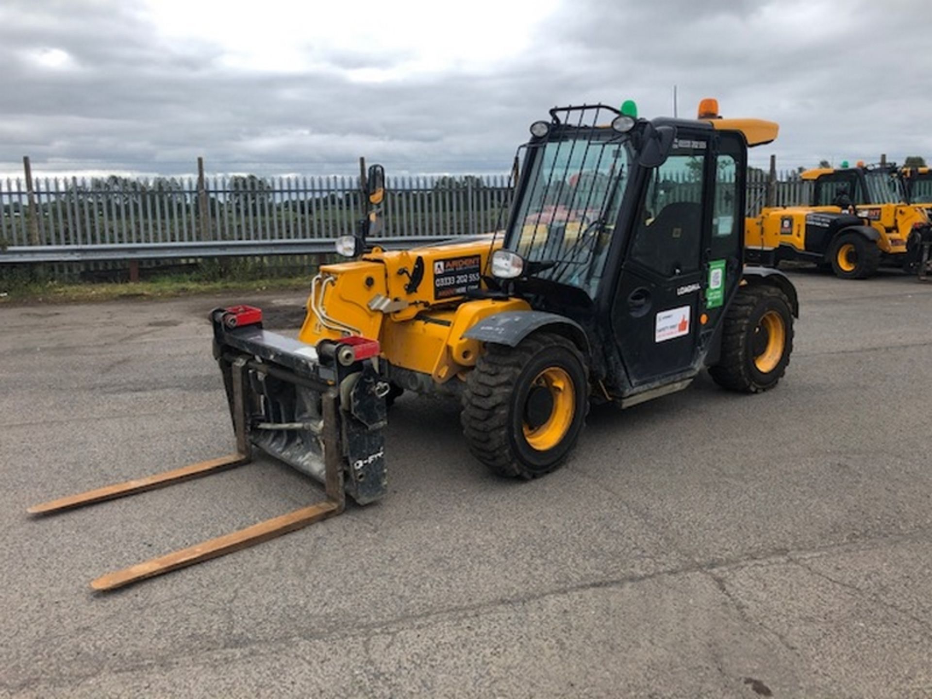 2017 JCB 525-60 HI VIZ TELEHANDLER, JOYSTICK CONTROLS, FORK POSITIONER, SECURITY PAD, TOW HITCH, SN: