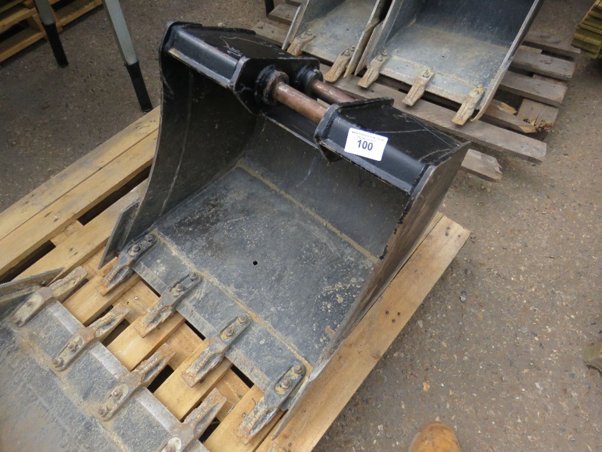 JCB 24" TOOTHED DIGGER BUCKET ON 35MM PINS