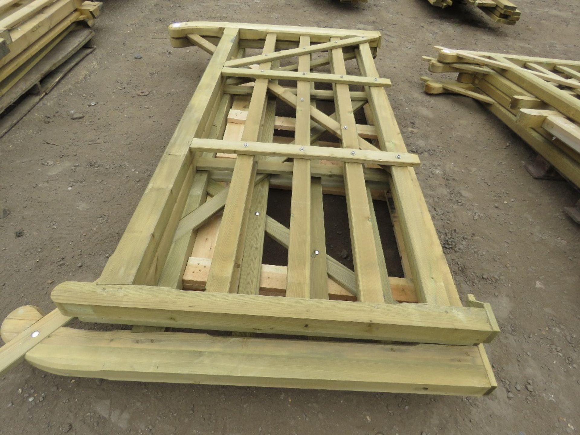 3 X ASSORTED SIZED WOODEN FIELD/DRIVEWAY GATES, AS SHOWN IN IMAGES - Image 2 of 6