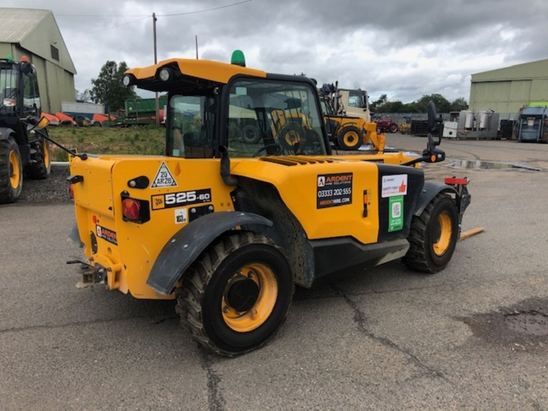 2017 JCB 525-60 HI VIZ TELEHANDLER, JOYSTICK CONTROLS, FORK POSITIONER, SECURITY PAD, TOW HITCH, SN: - Image 3 of 10