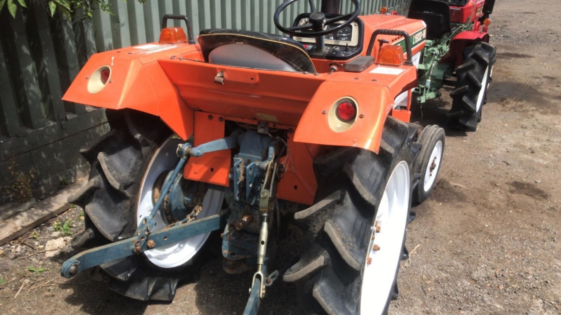 KUBOTA 18HP 2WD COMPACT TRACTOR C/W REAR LINKAGE. WHEN TESTED WAS SEEN TO DRIVE, STEER AND BRAKE - Image 2 of 4