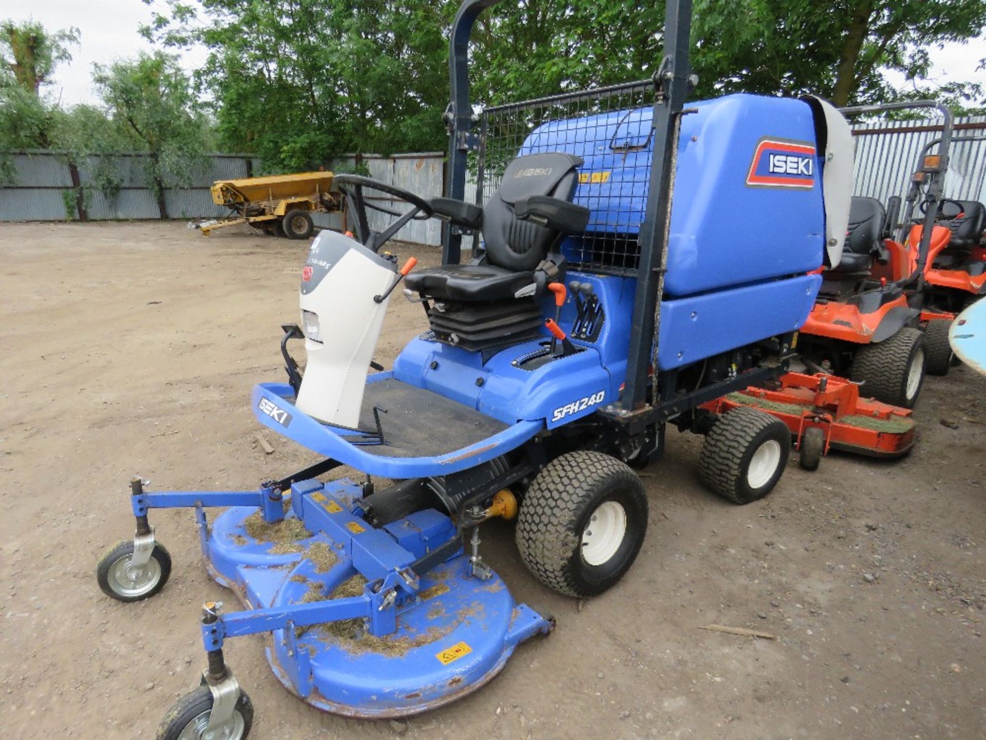 ISEKI SFH240 RIDE ON MOWER, YEAR 2014 BUILD, WITH REAR HIGH DISCHARGE COLLECTOR, 1062 REC ORDED - Image 3 of 10