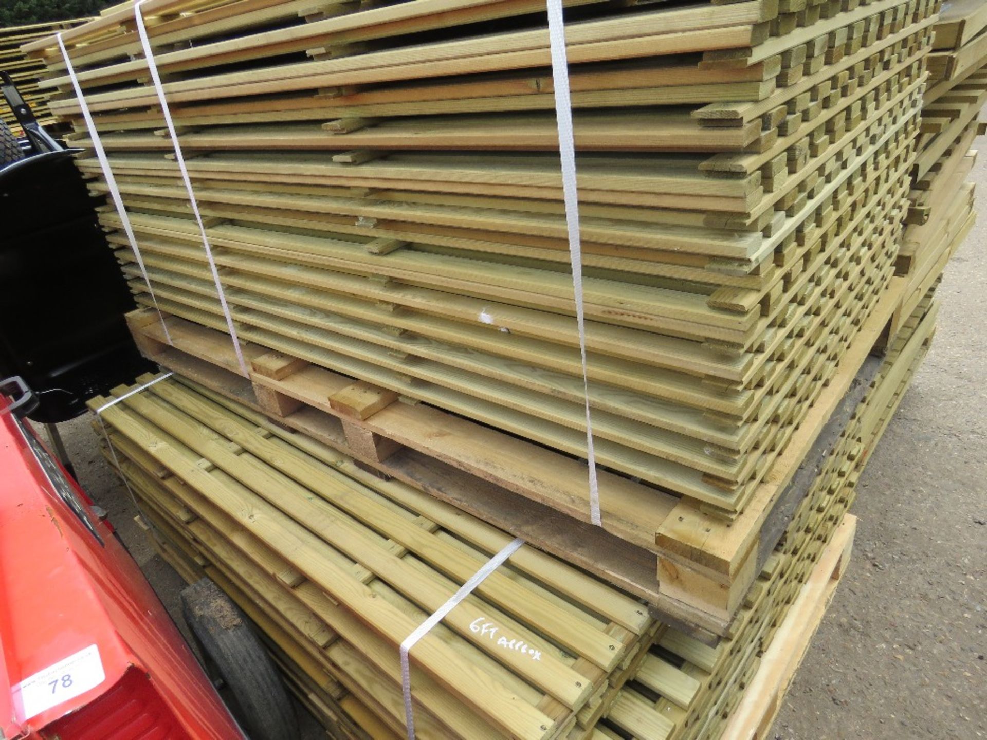 2 X PALLETS OF HIT AND MISS LIGHT WEIGHT FENCE PANLES 6FT HEIGHT, VARIOUS WIDTHS - Image 4 of 5