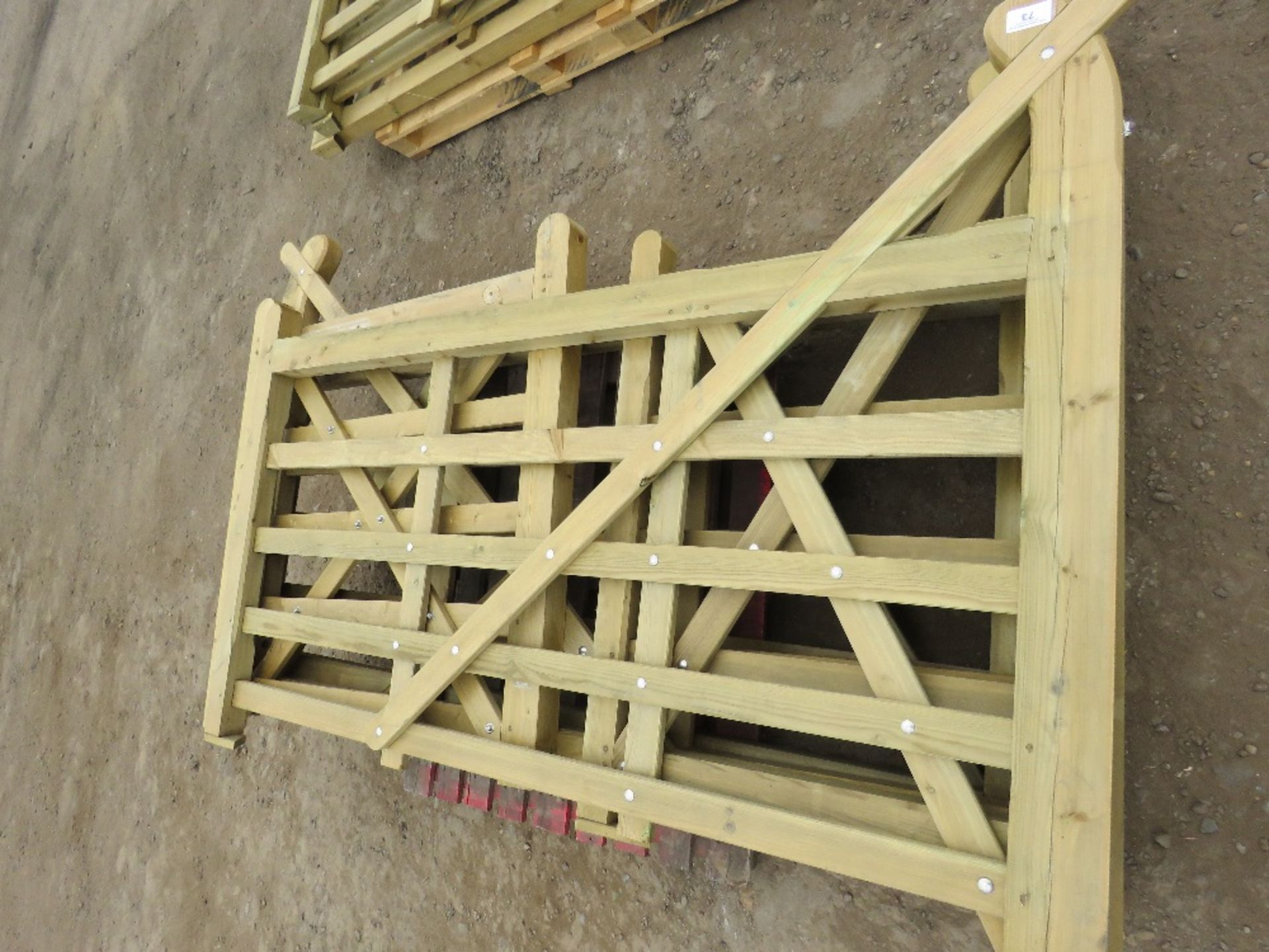 5 X ASSORTED SIZED WOODEN FIELD/DRIVEWAY GATES, AS SHOWN IN IMAGES - Image 2 of 6