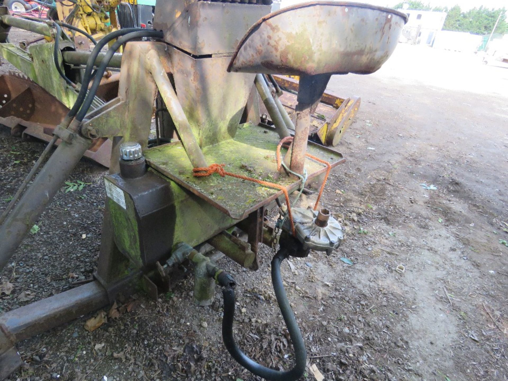 DAVID BROWN 3 POINT LINKAGE MOUNTED BACK ACTOR UNIT C/W 2 X BUCKETS - Image 4 of 7