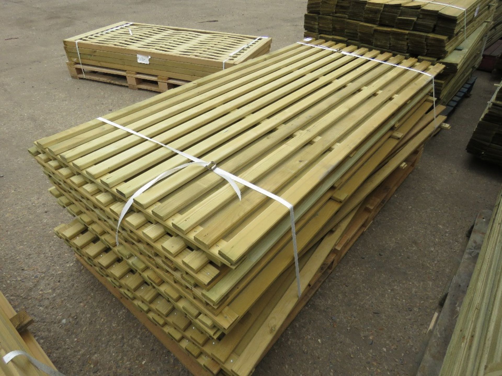 PALLET OF FENCE SLATTED PANELS, 1.8 X 0.9M APPROX - Image 3 of 6