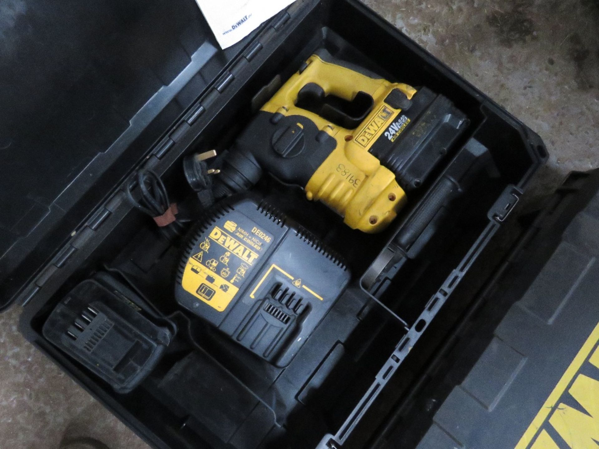 DEWALT 24VOLT BATTERY DRILL IN CASE - Image 3 of 4