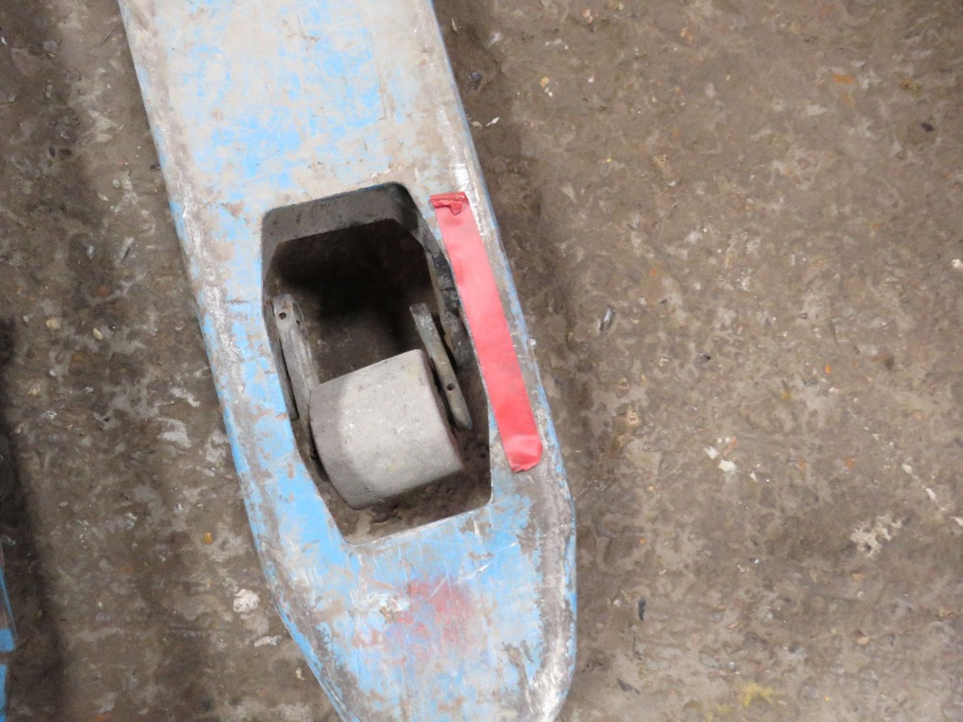 HYDRAULIC PALLET TRUCK MISSING ONE WHEEL, SPARES OR REPAIR - Image 2 of 3