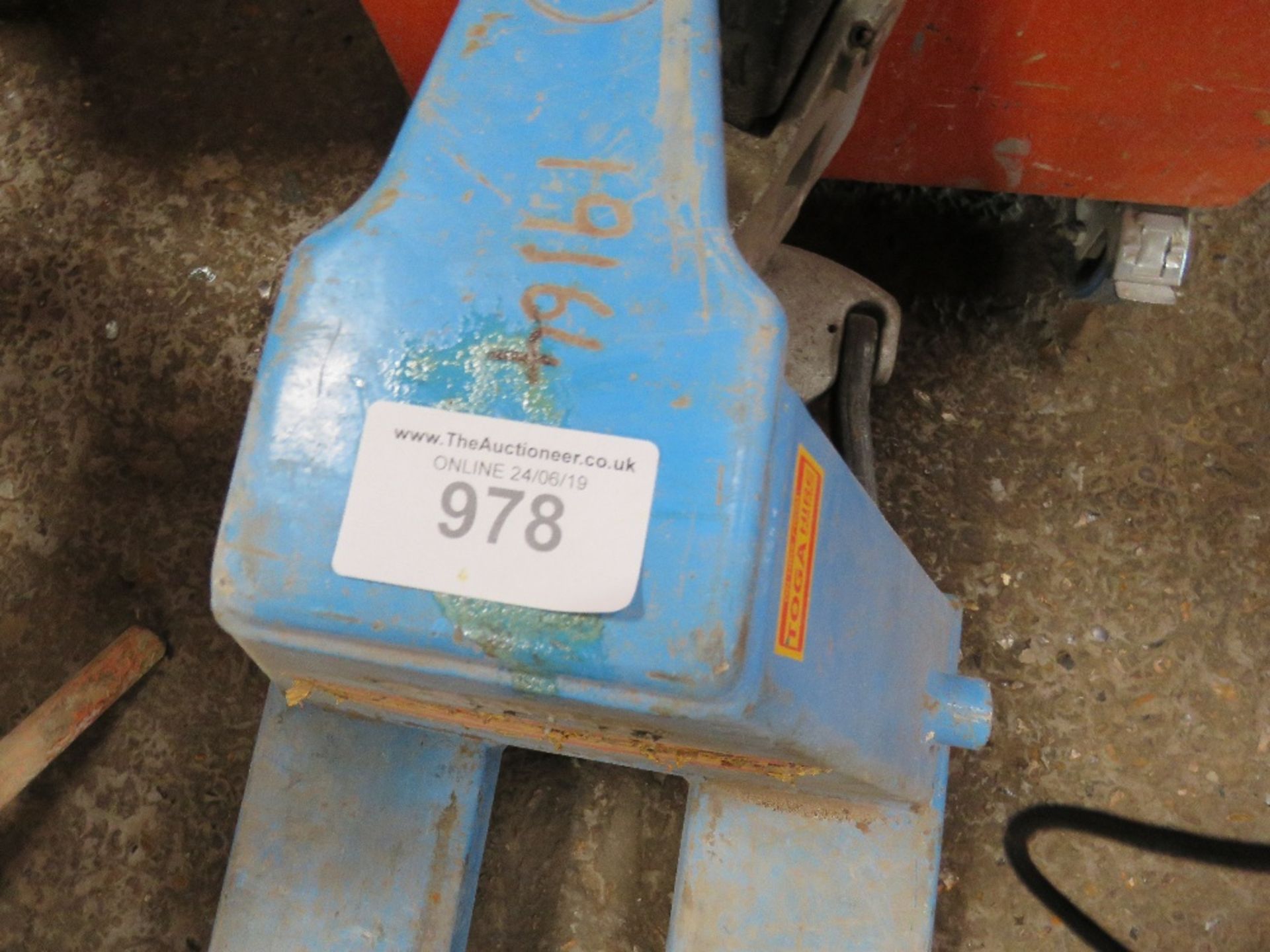 HYDRAULIC PALLET TRUCK MISSING ONE WHEEL, SPARES OR REPAIR - Image 3 of 3