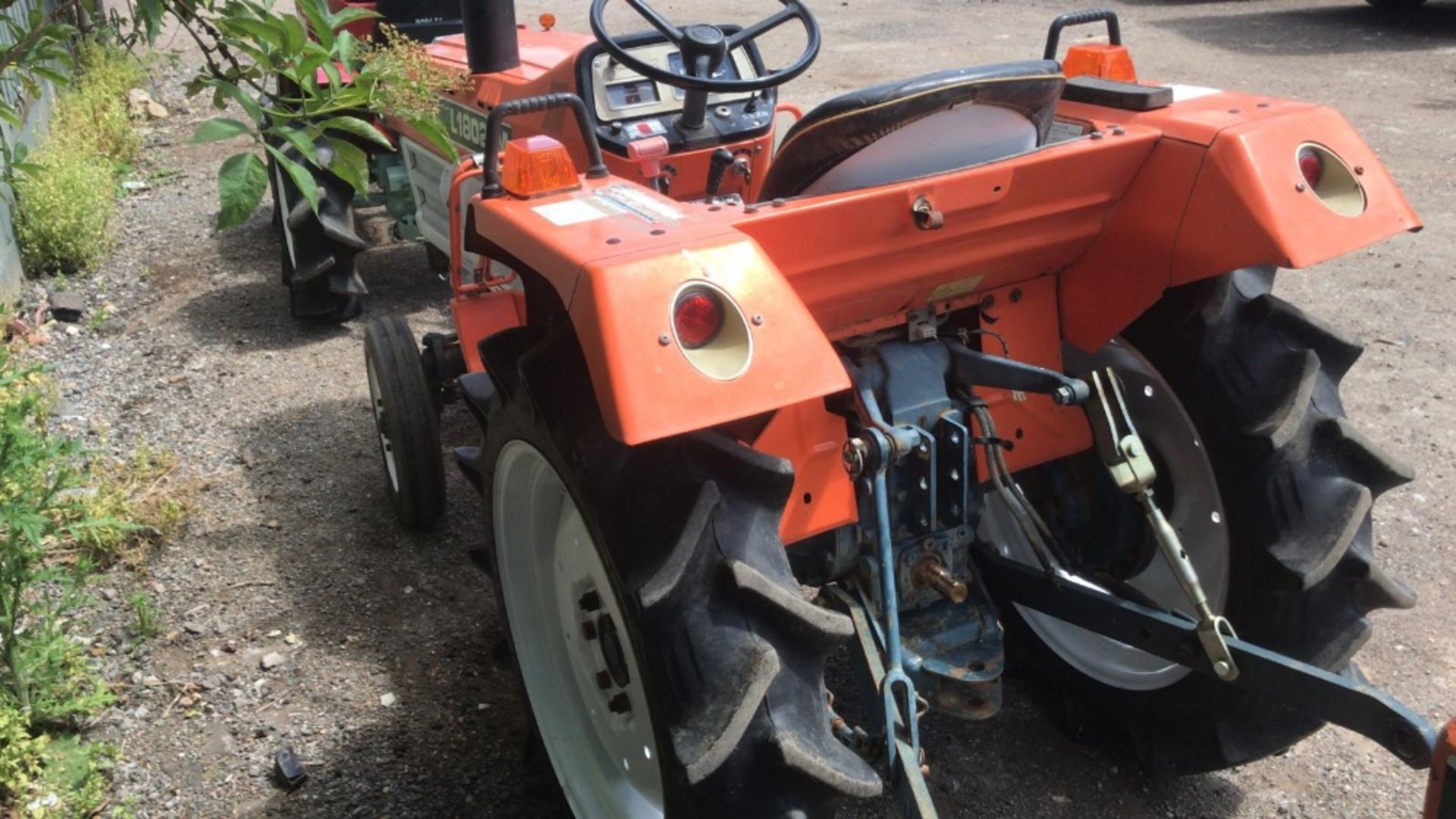 KUBOTA 20HP 2WD COMPACT TRACTOR C/W REAR LINKAGE. WHEN TESTED WAS SEEN TO DRIVE, STEER AND BRAKE - Image 3 of 6