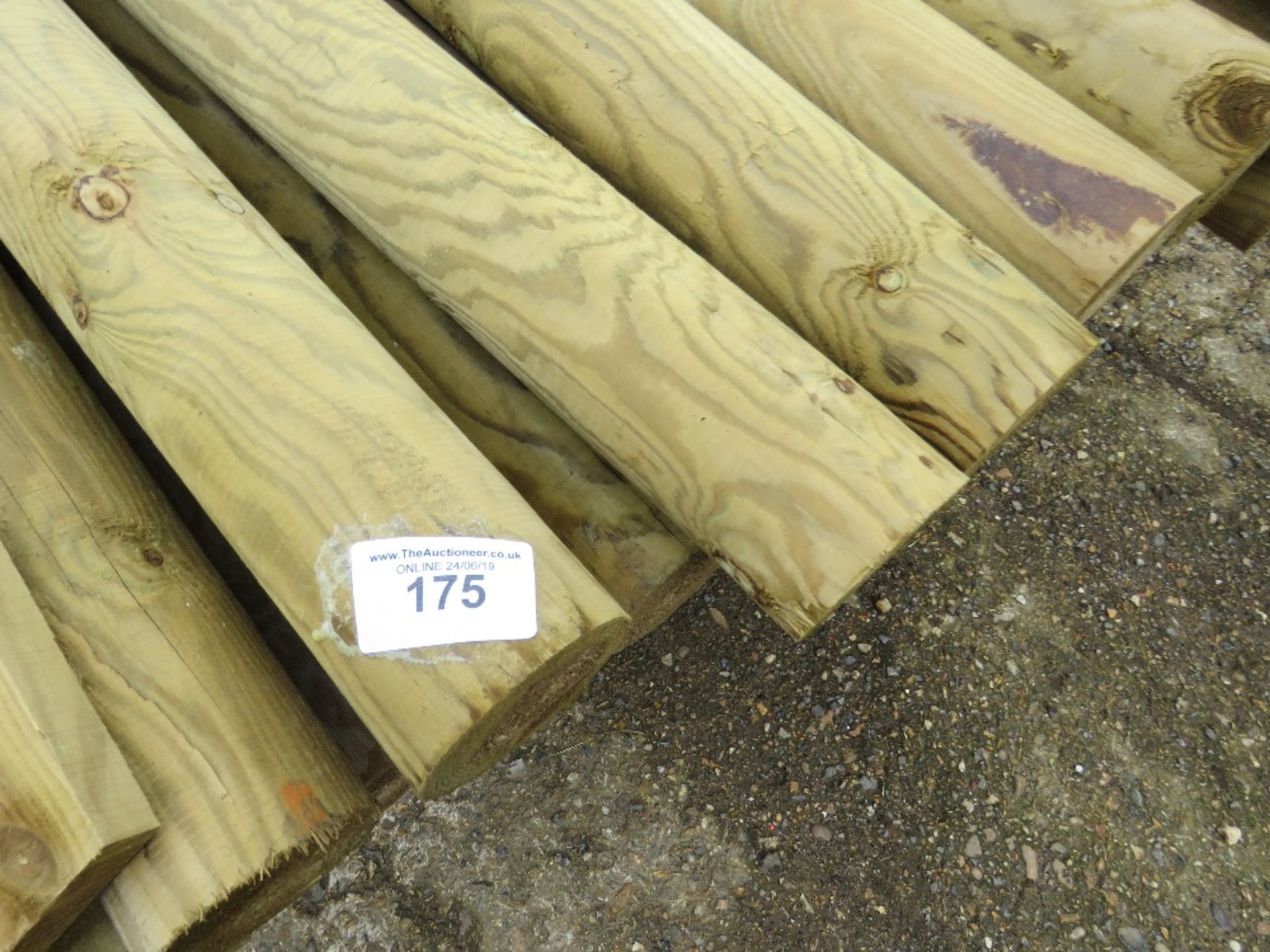 2 X BUNDLES OF ROUND TIMBER POSTS AND SOME OTHER TIMBERS @ 3.6METRES - Image 4 of 4