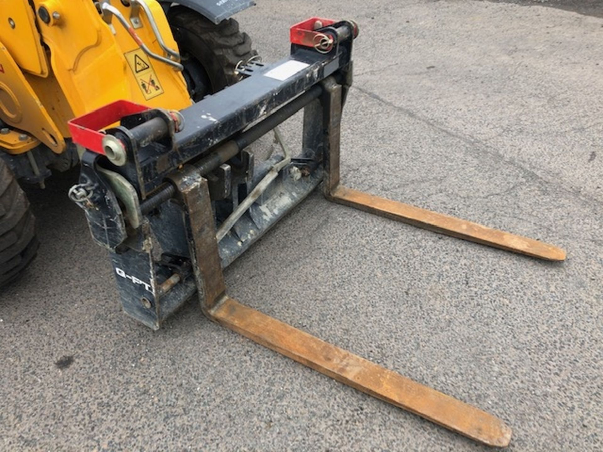 2017 JCB 525-60 HI VIZ TELEHANDLER, JOYSTICK CONTROLS, FORK POSITIONER, SECURITY PAD, TOW HITCH, SN: - Image 10 of 10