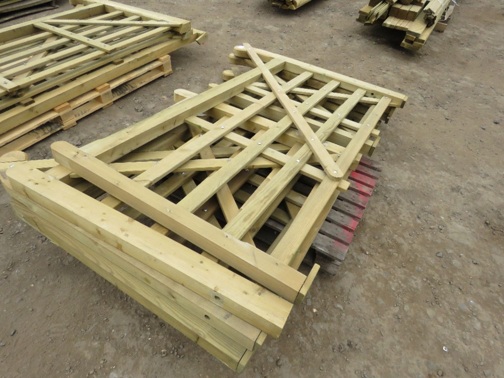 5 X ASSORTED SIZED WOODEN FIELD/DRIVEWAY GATES, AS SHOWN IN IMAGES - Image 4 of 6