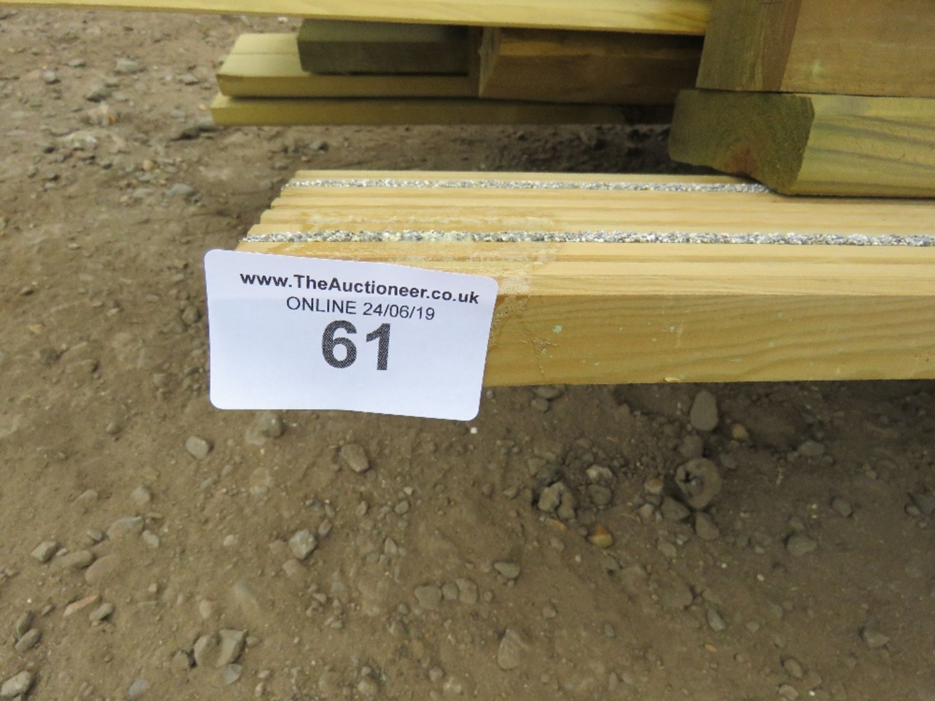 PALLET OF TIMBER POSTS AND USEFUL TIMBER 10-12FT LENGTH APPROX - Image 5 of 5