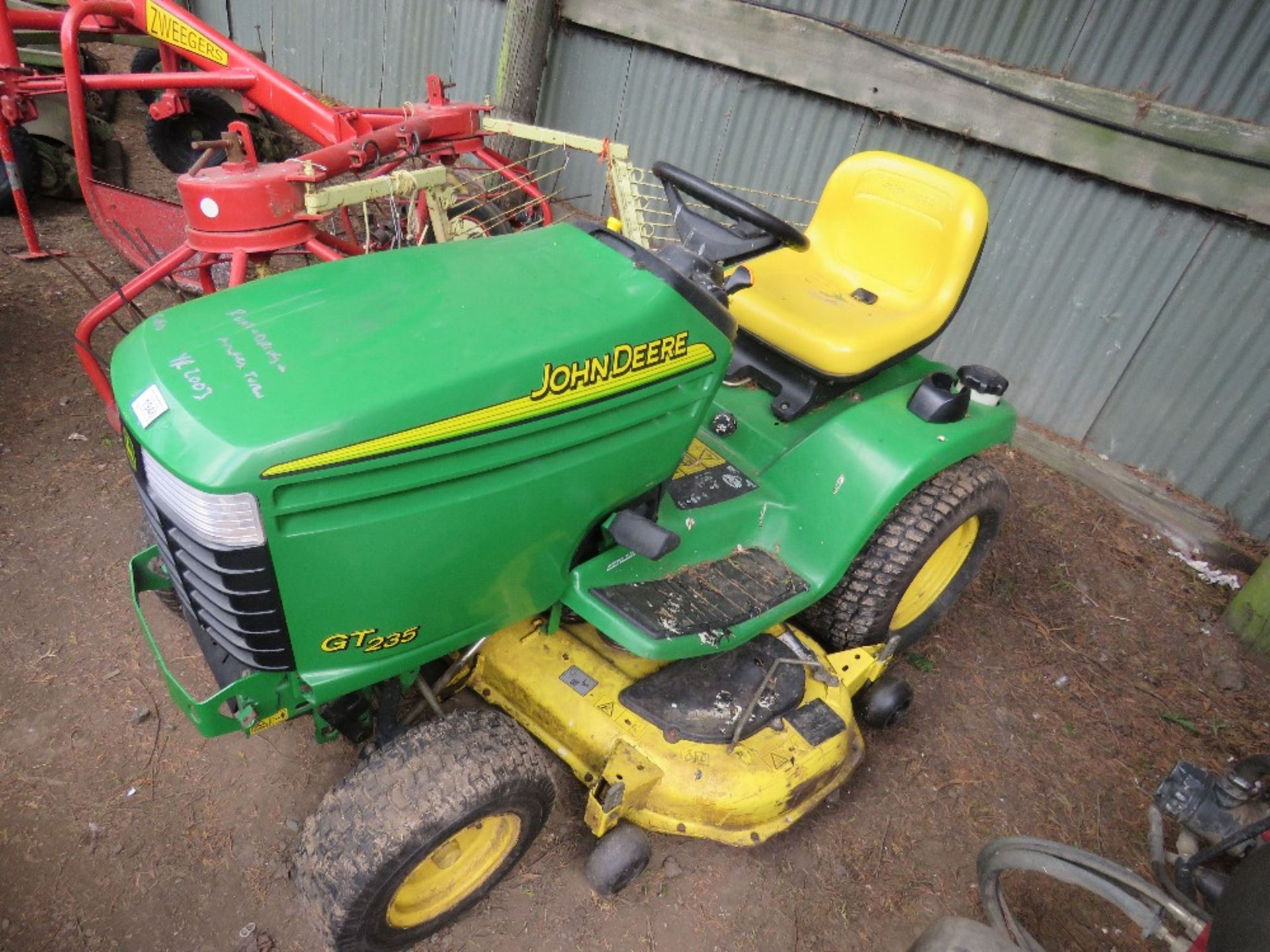 JOHN DEERE GT235 RIDE ON MOWER YR2003 WHEN TESTED WAS SEEN TO RUN AND DRIVE