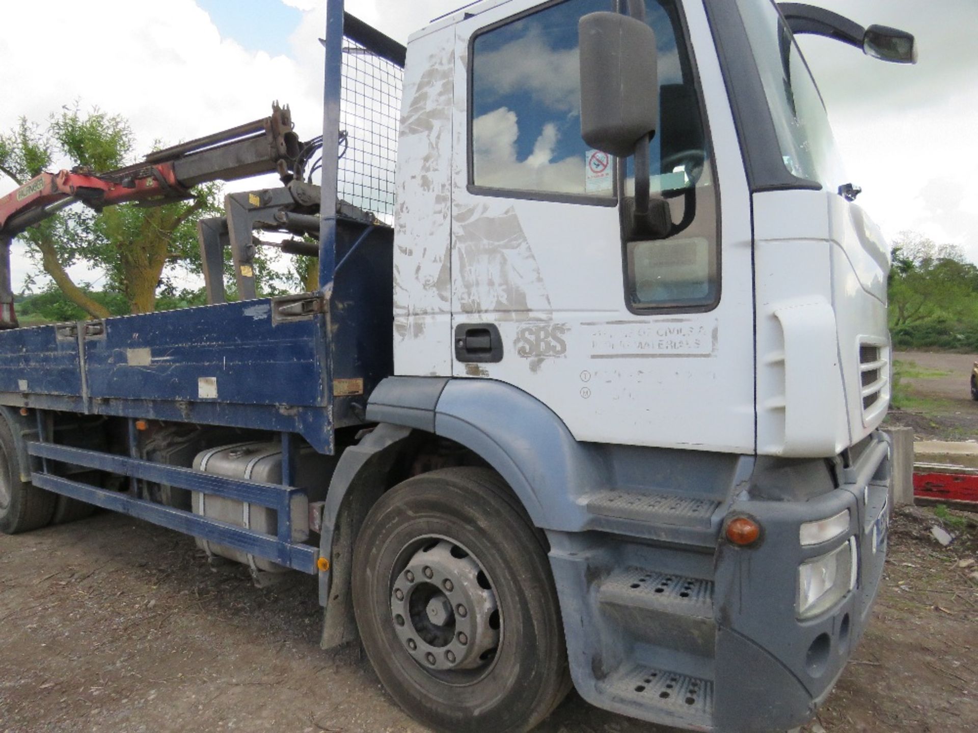 IVECO 6X2 DROP SIDE 26TONNE LORRY REG: AE54 AZP WITH REAR PALFINGER PK1200 CRANE AND BLOCK GRAB, - Image 2 of 14