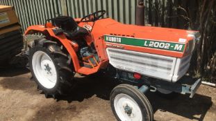 KUBOTA 20HP 2WD COMPACT TRACTOR C/W REAR LINKAGE. WHEN TESTED WAS SEEN TO DRIVE, STEER AND BRAKE