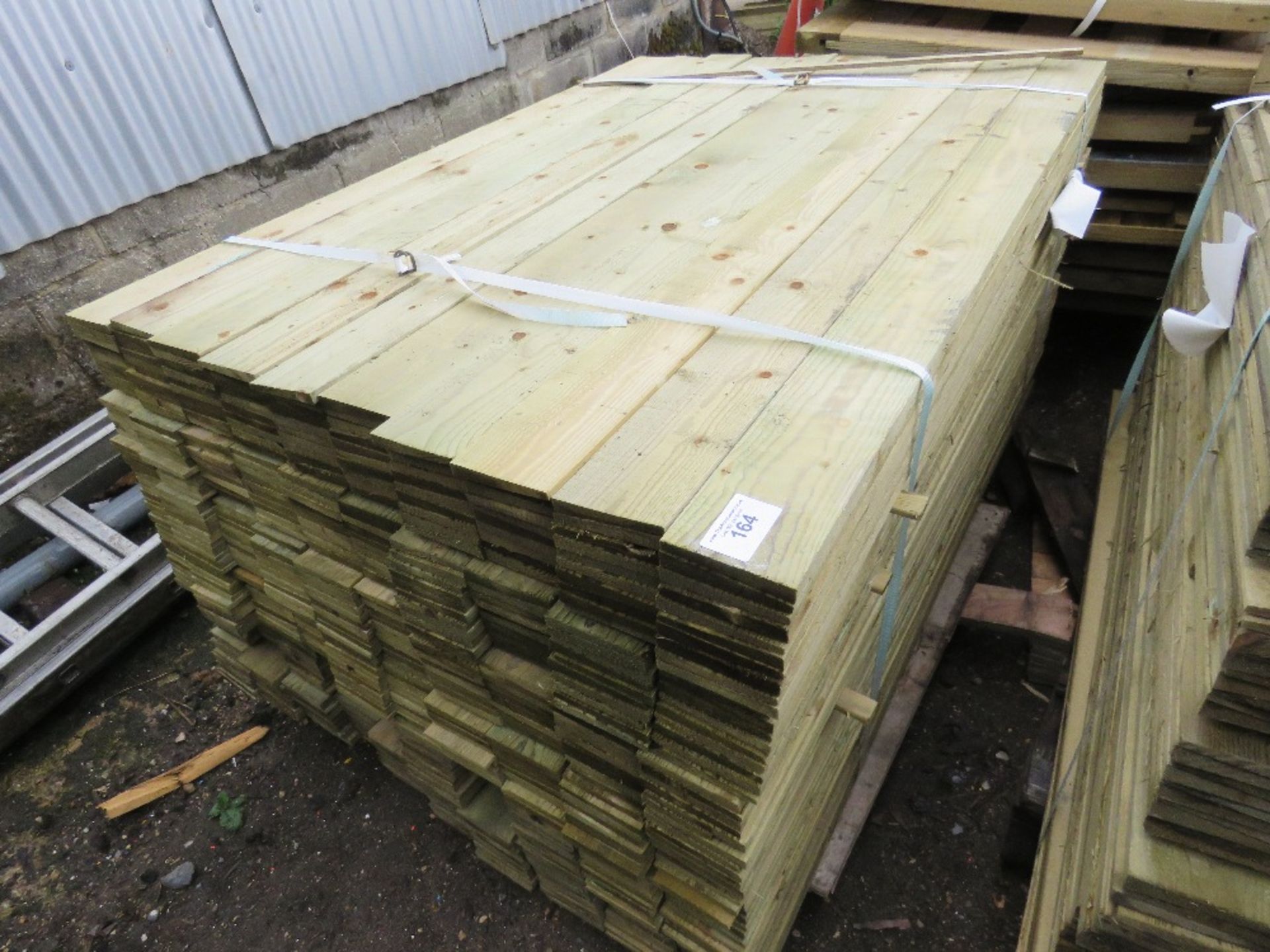 1X PACK OF FEATHER EDGE TIMBER CLADDING, 1.5M LENGTH X 10CM WIDTH