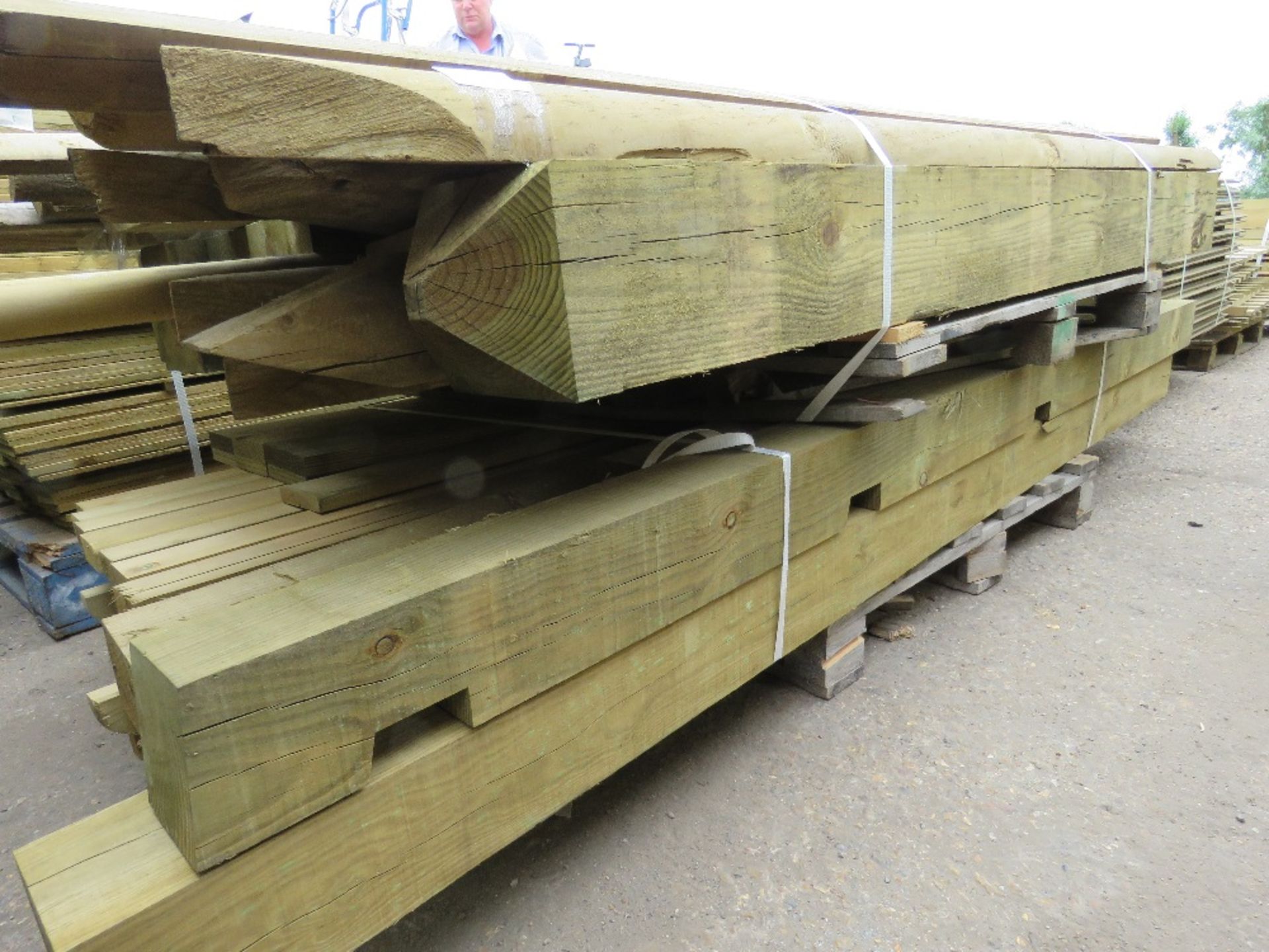 PALLET OF POSTS AND RAILS AND ASSORTED TIMBER - Image 3 of 5