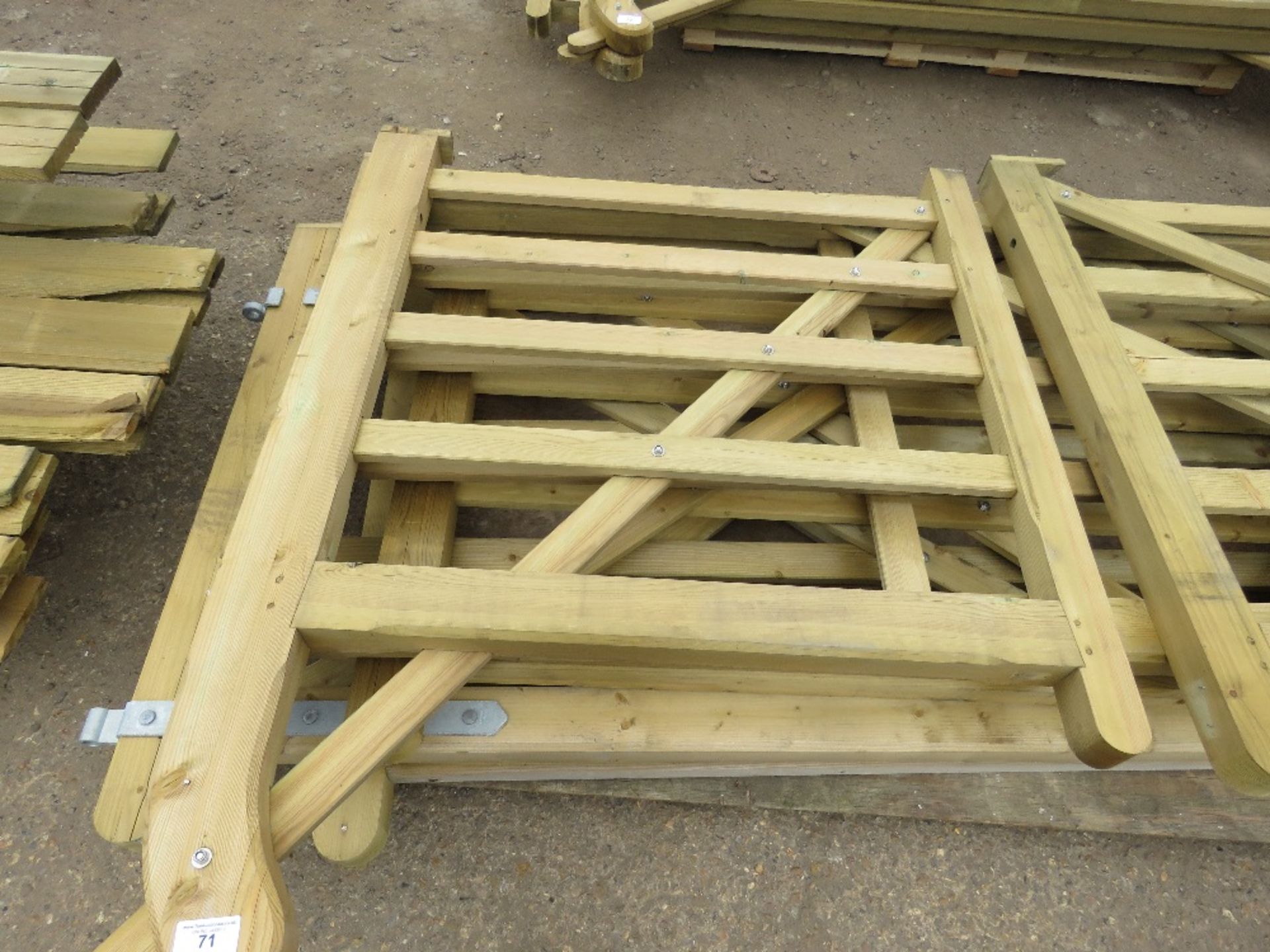 6 X ASSORTED SIZED WOODEN FIELD/DRIVEWAY GATES, AS SHOWN IN IMAGES - Image 2 of 6