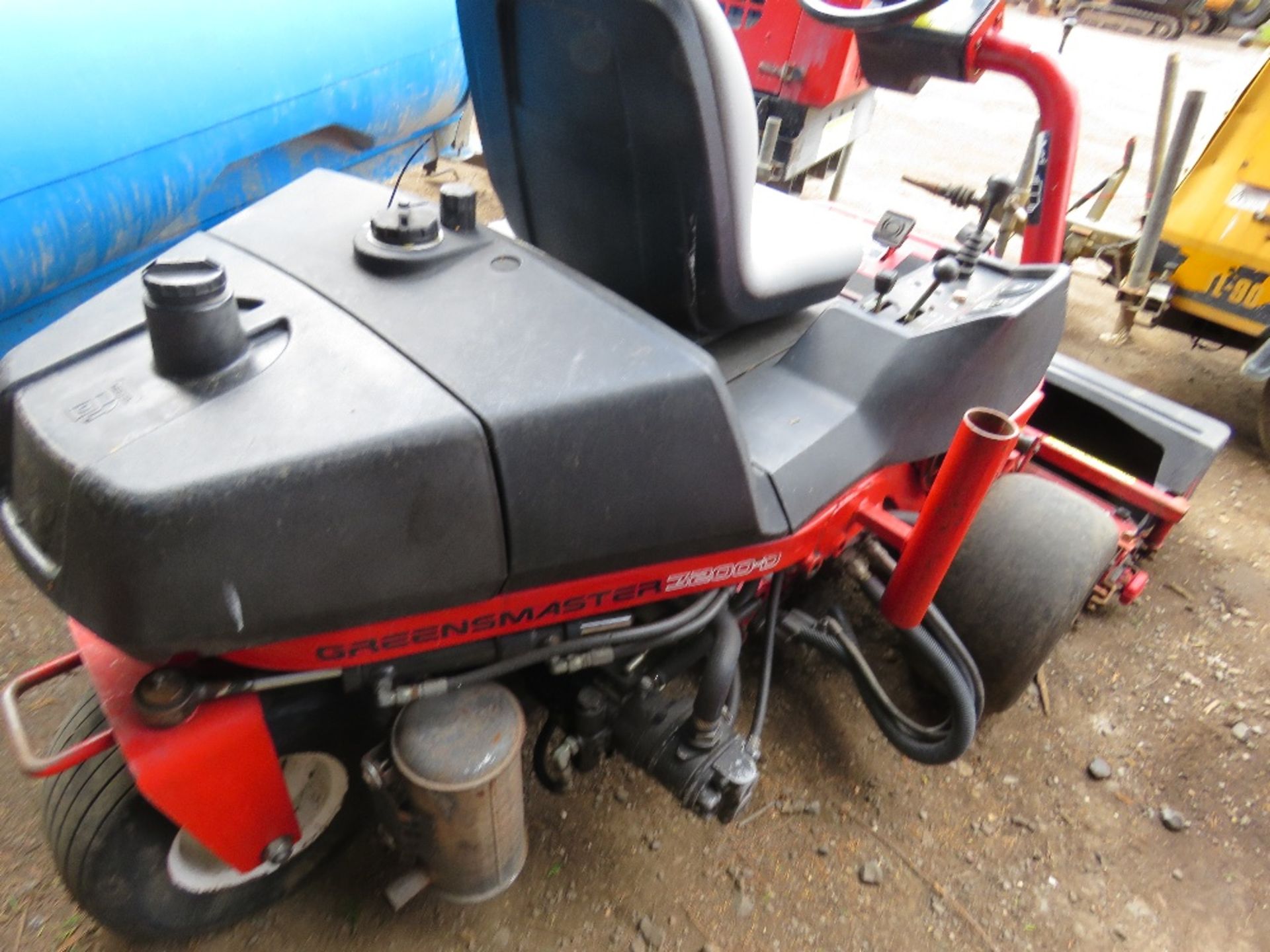 TORO TRIPLE MOWER C/W GRASS BOXES WHEN TESTED WAS SEEN TO RUN AND DRIVE - Image 4 of 4