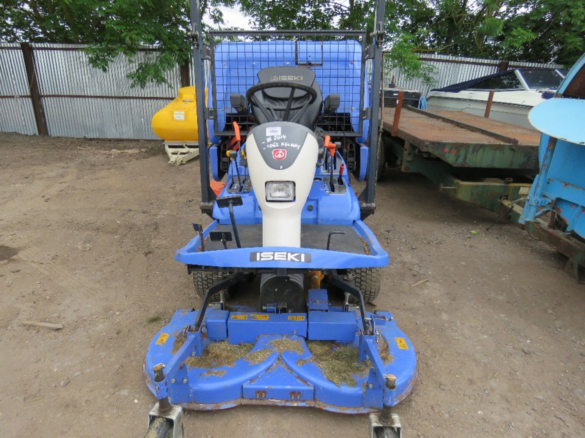 ISEKI SFH240 RIDE ON MOWER, YEAR 2014 BUILD, WITH REAR HIGH DISCHARGE COLLECTOR, 1062 REC ORDED - Image 2 of 10