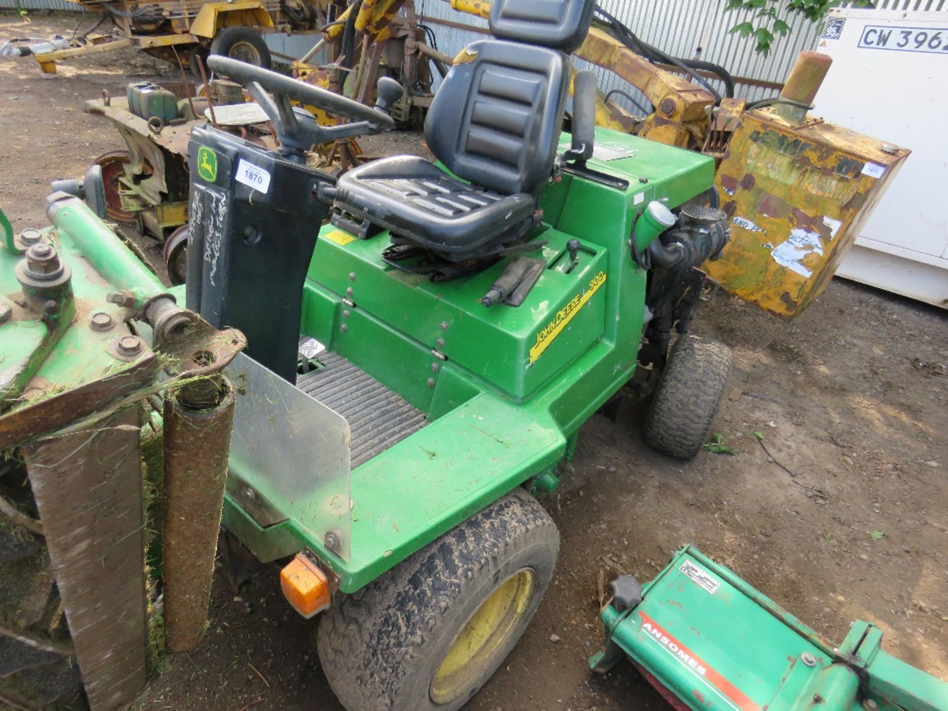 JOHN DEERE 900 ROBERINE TRIPLE MOWER, YEAR 2007 REG: NK07 FLL...LOG BOOK TO APPLY FOR WHEN TESTED - Image 2 of 5