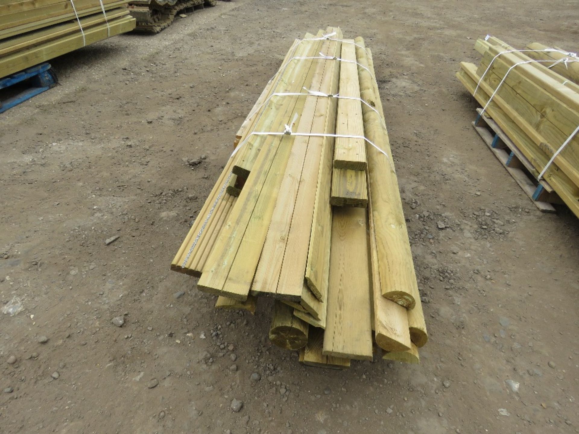 PALLET OF TIMBER POSTS AND USEFUL TIMBER 10-12FT LENGTH APPROX - Image 2 of 5