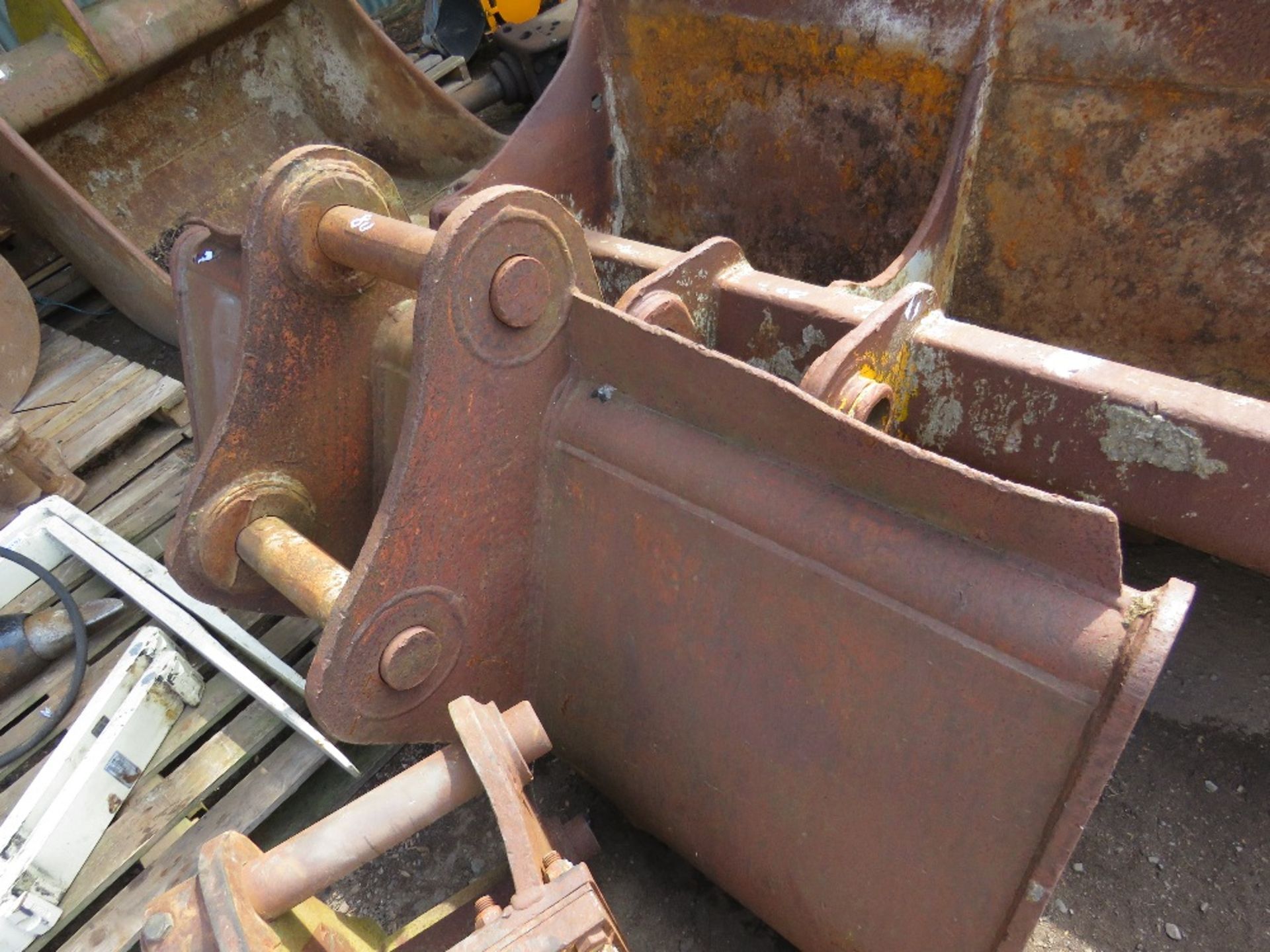 80MM PINNED 6FT DIGGER BUCKET - Image 3 of 5