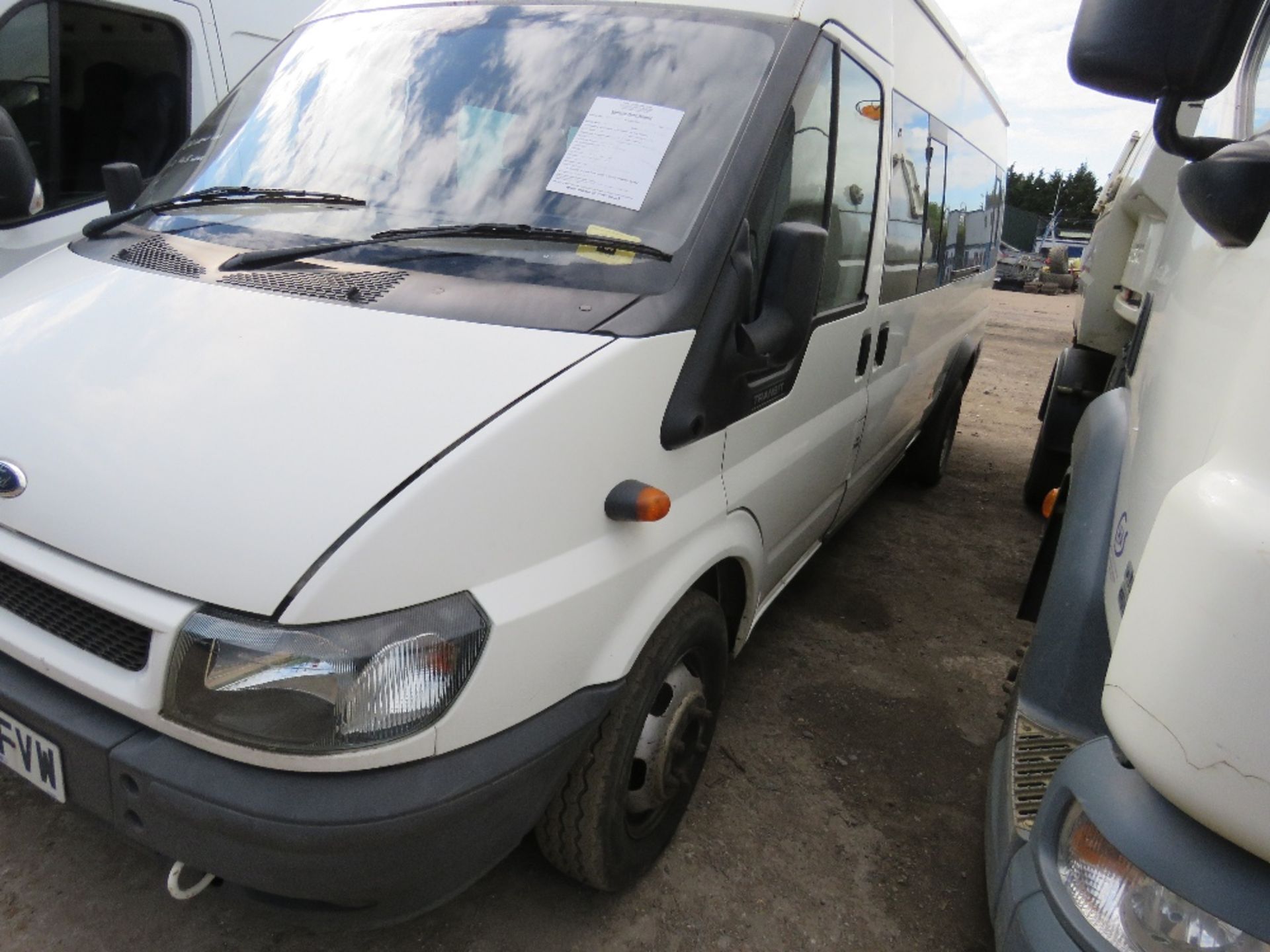 FORD TRANSIT 17 SEATER MINIBUS, REG: BP05 FVW 43,645 REC MILES?? WITH V5 WHEN TESTED WAS SEEN TO - Image 2 of 5