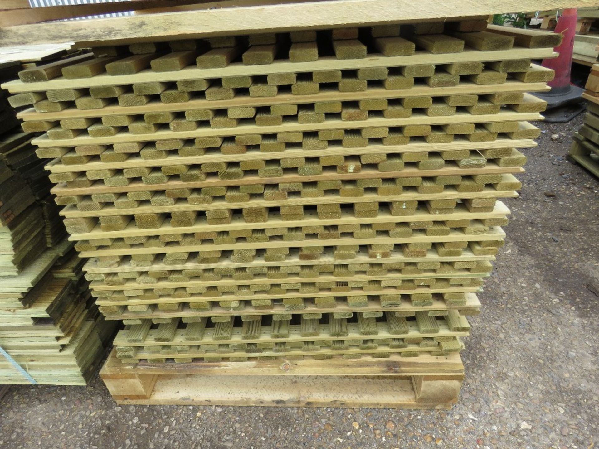 2 X PALLETS OF FENCING SCREEN PANELS, MAINLY 1.85M X 0.9METRE - Image 4 of 5