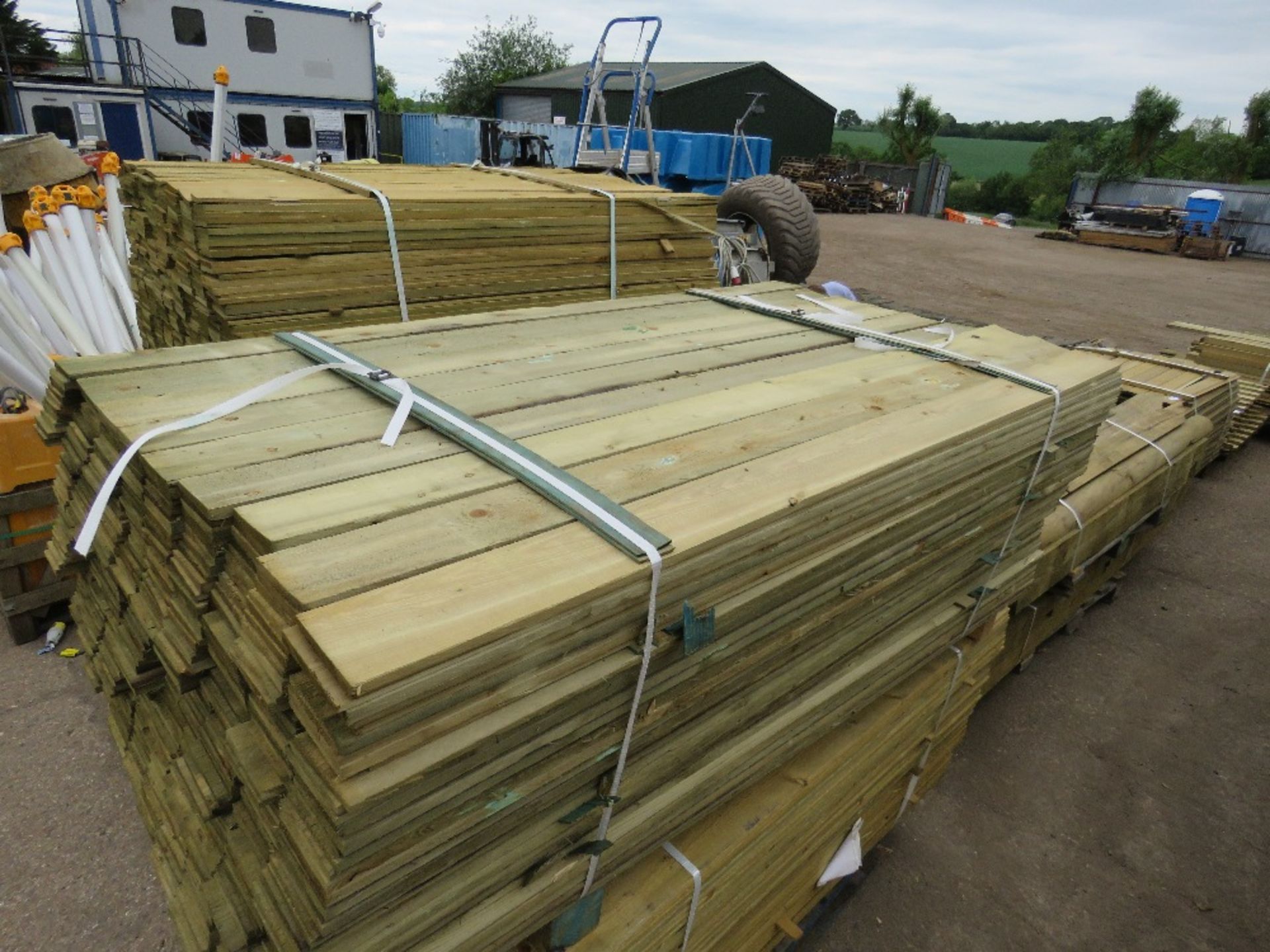 2 X PALLETS OF 1.65M AND 1.8MM LENGTH FEATHER EDGE TIMBER - Image 2 of 5