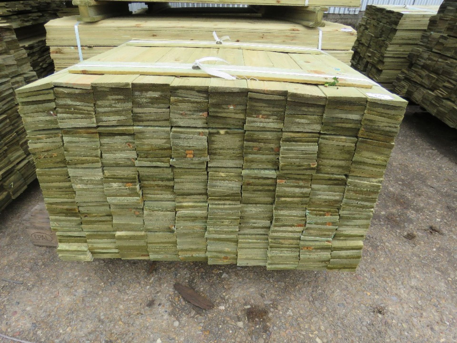 1X PACK OF FEATHER EDGE TIMBER CLADDING, 0.9M LENGTH X 10CM WIDTH - Image 2 of 4