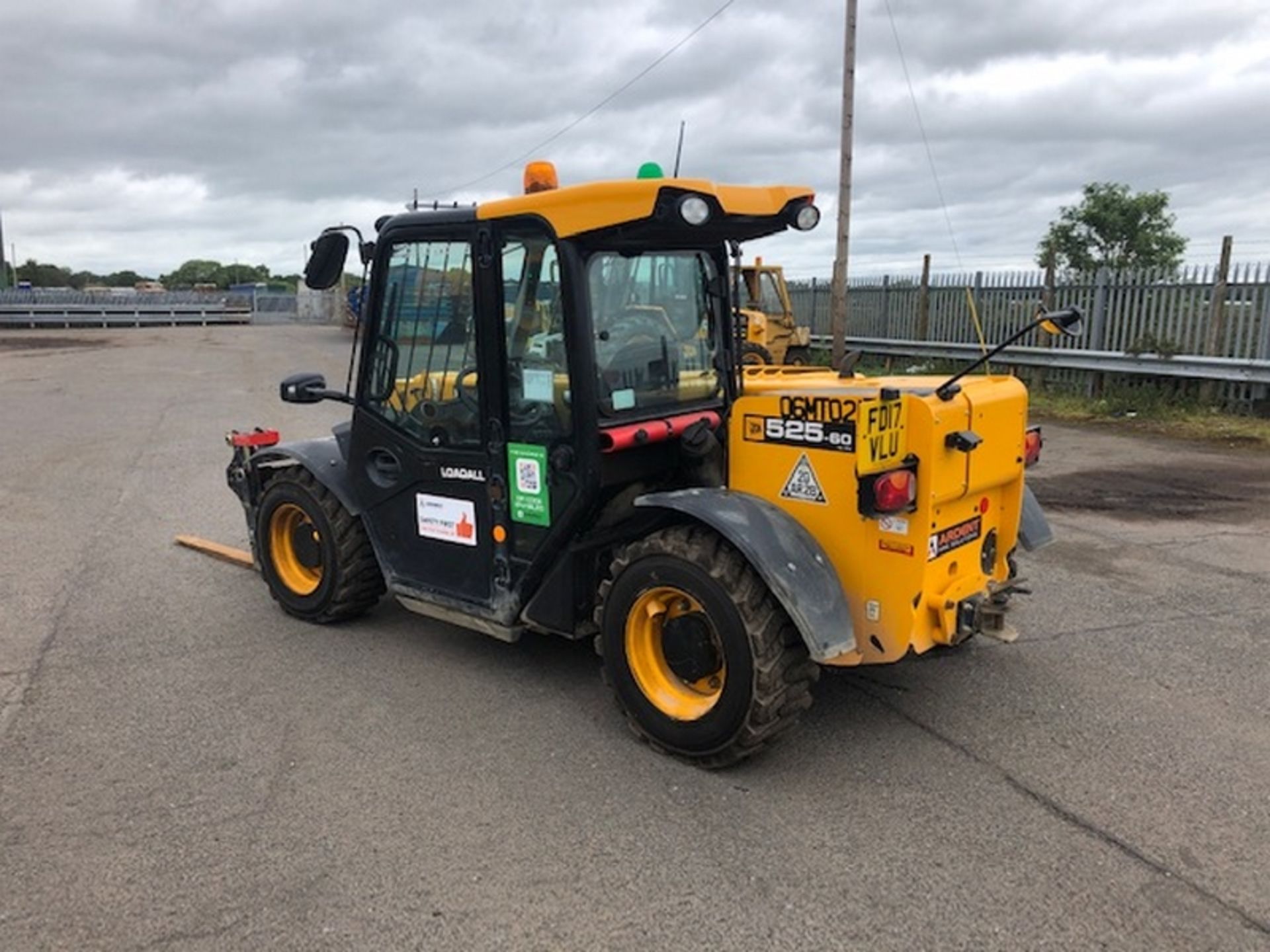 2017 JCB 525-60 HI VIZ TELEHANDLER, JOYSTICK CONTROLS, FORK POSITIONER, SECURITY PAD, TOW HITCH, SN: - Image 2 of 10