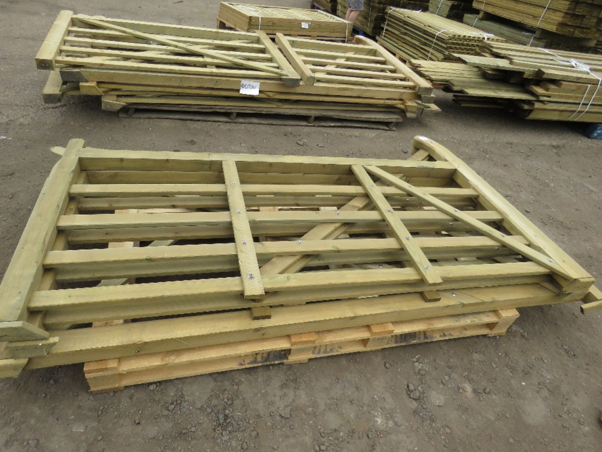 3 X ASSORTED SIZED WOODEN FIELD/DRIVEWAY GATES, AS SHOWN IN IMAGES - Image 3 of 6