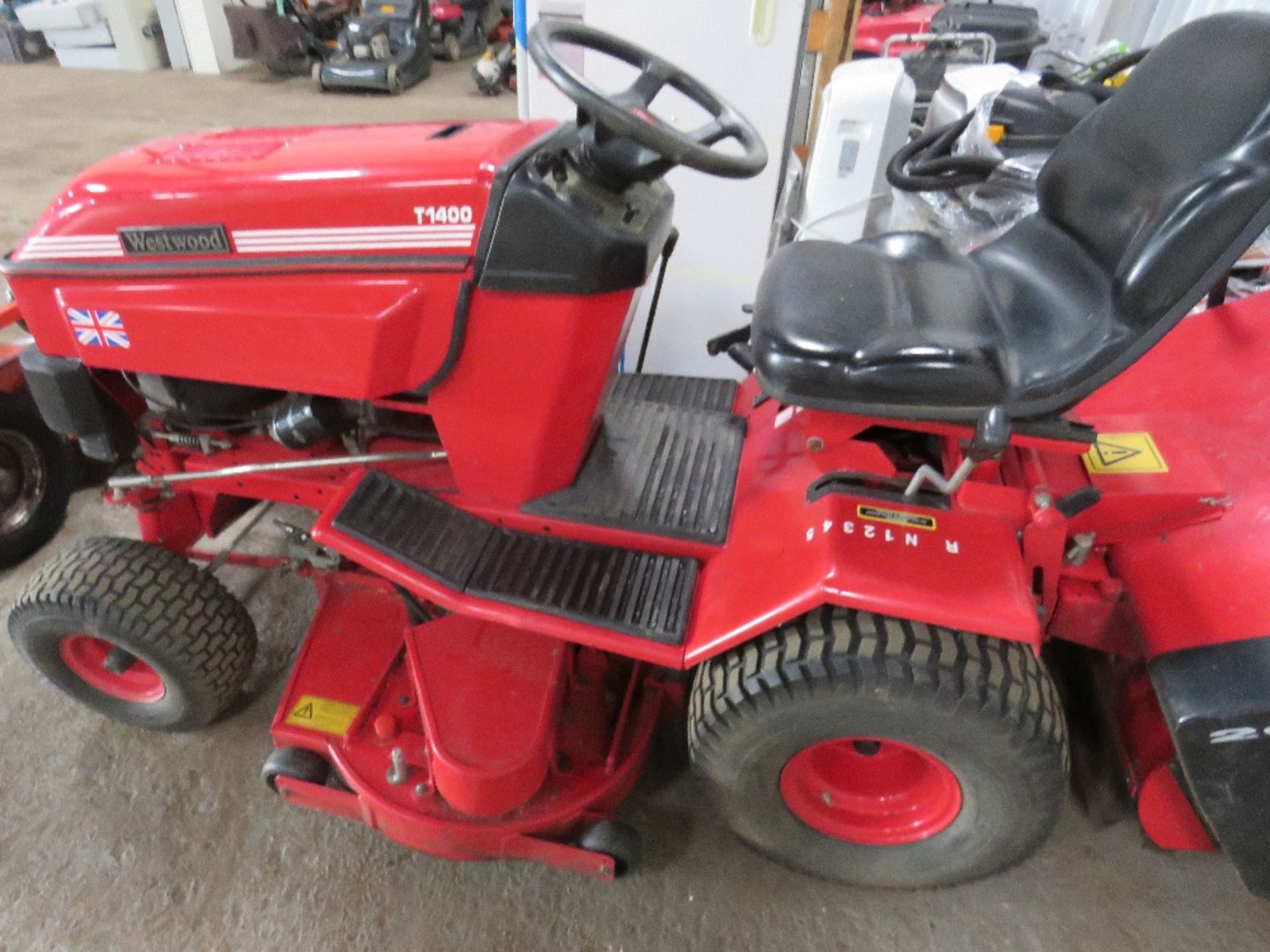 WESTWOOD T1400 RIDE ON MOWER C/W COLLECTOR. WHEN TESTED WAS SEEN TO DRIVE AND MOWER TURNED - Image 2 of 5