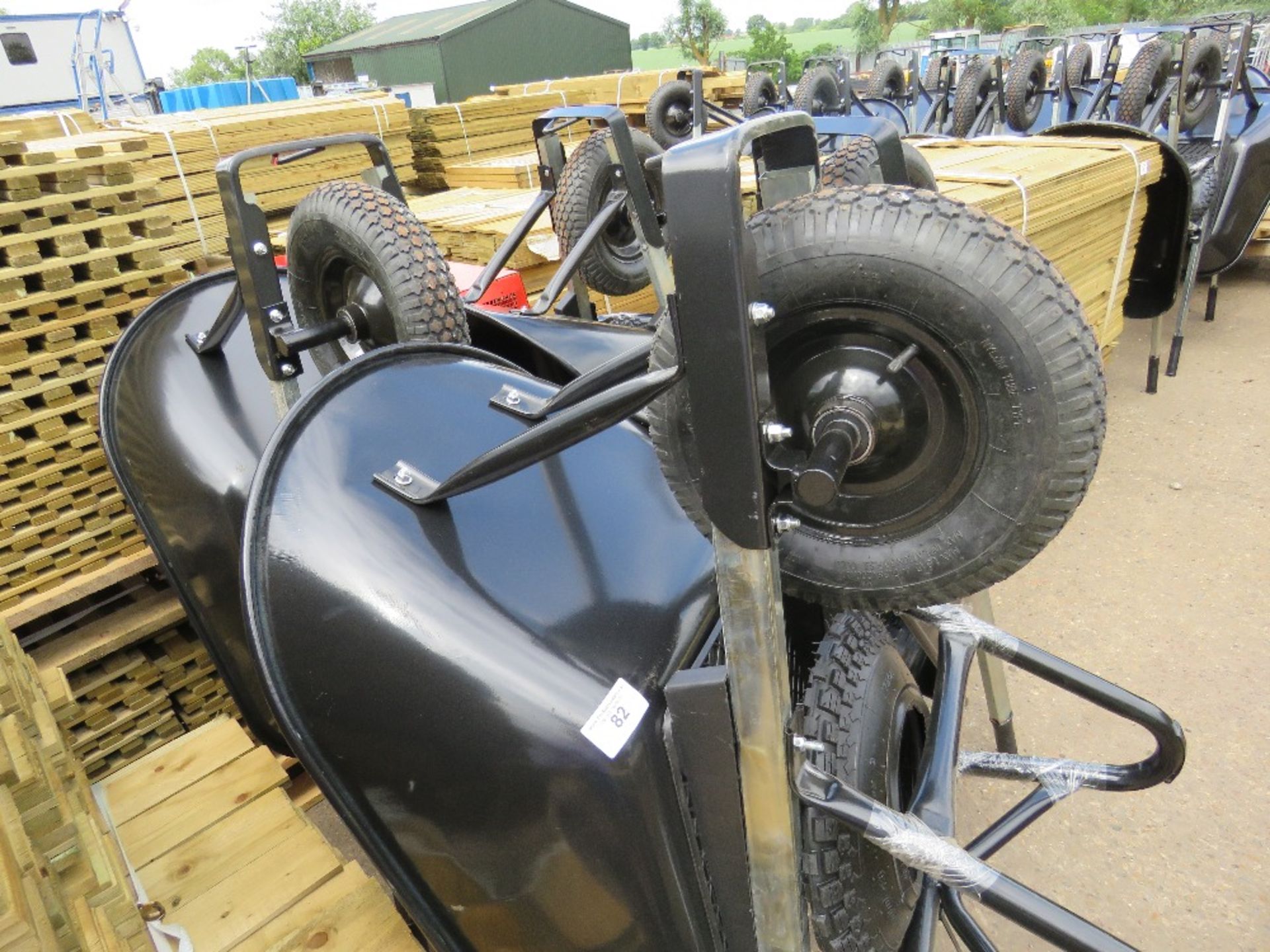 2 X HEAVY DUTY BUILDER'S WHEEL BARROWS C/W SPARE TYRE - Image 2 of 3