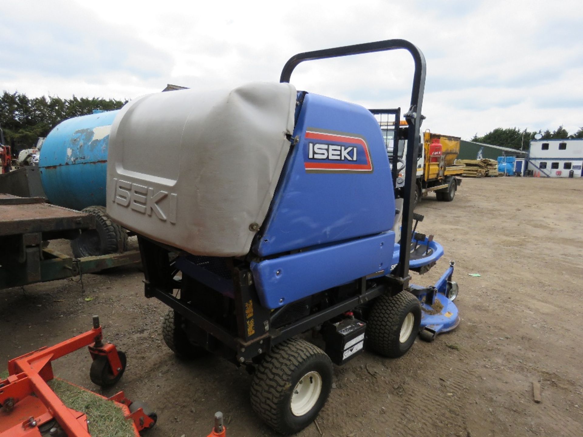 ISEKI SFH240 RIDE ON MOWER, YEAR 2014 BUILD, WITH REAR HIGH DISCHARGE COLLECTOR, 1062 REC ORDED - Image 9 of 10