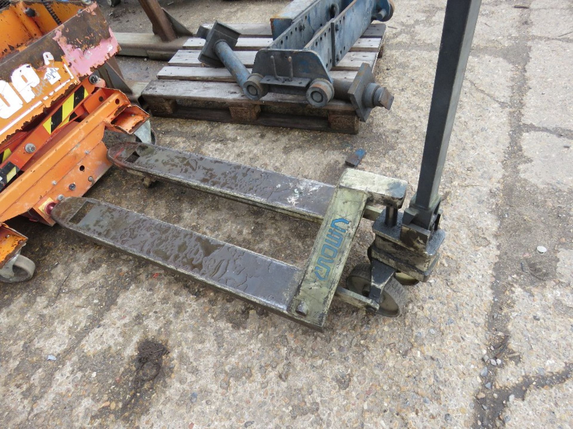 CROWN PALLET TRUCK