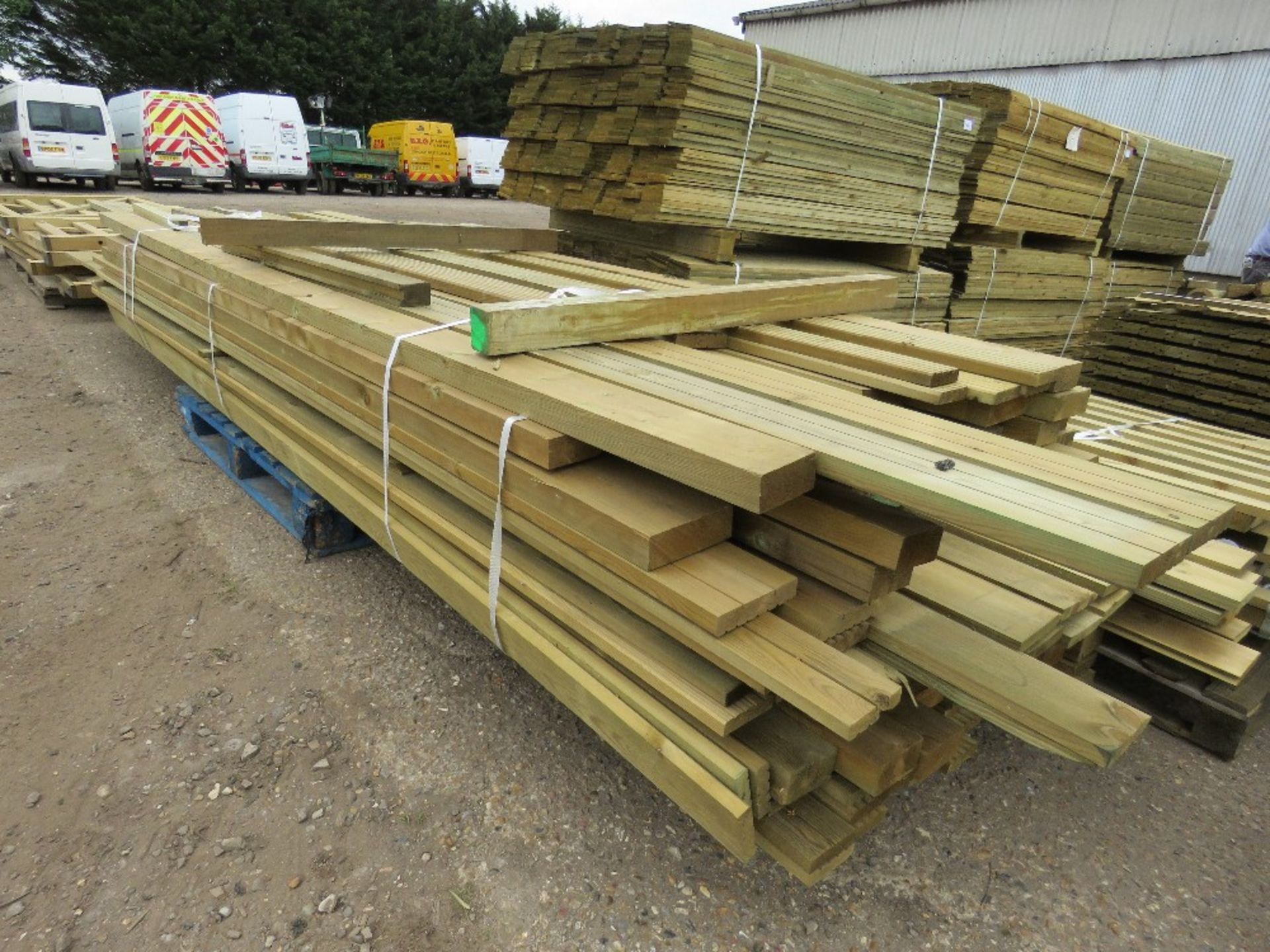 LARGE PALLET OF TIMBER POSTS AND USEFUL TIMBER 10-15FT LENGTH APPROX