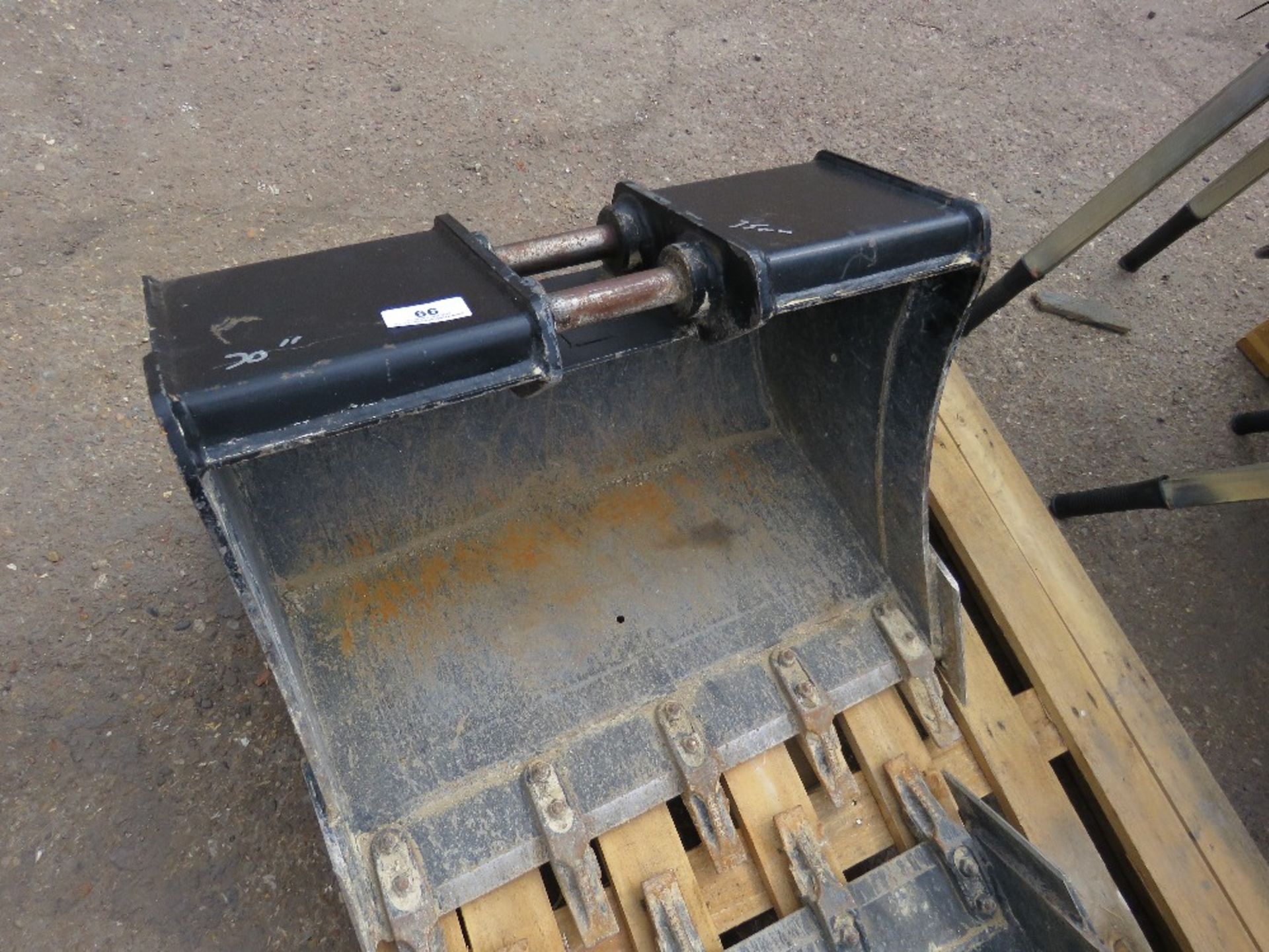 JCB 30" TOOTHED DIGGER BUCKET ON 35MM PINS - Image 2 of 3