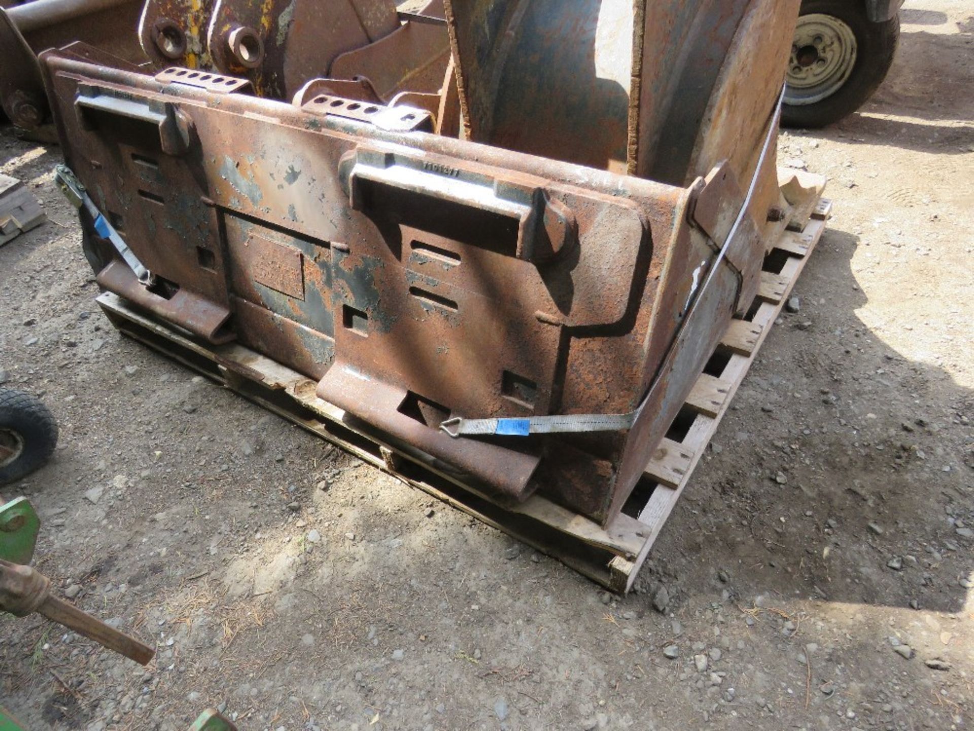 SKID STEER BUCKET