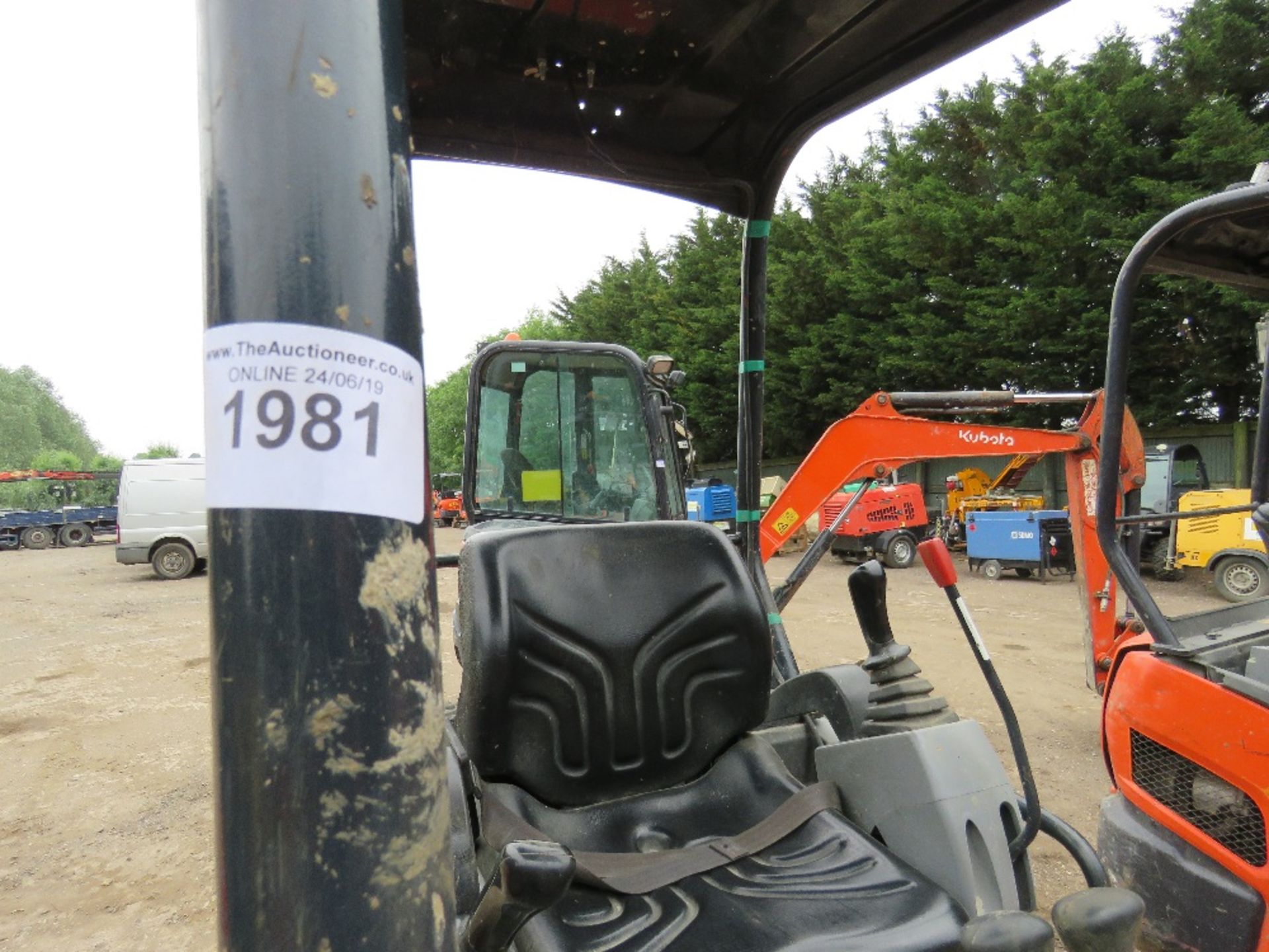 KUBOTA KX015-4 1.5TONNE MINI DIGGER, YEAR 2015 BUILD. SUPPLIED WITH 3 X BUCKETS AS SHOWN, QUICK - Image 5 of 11