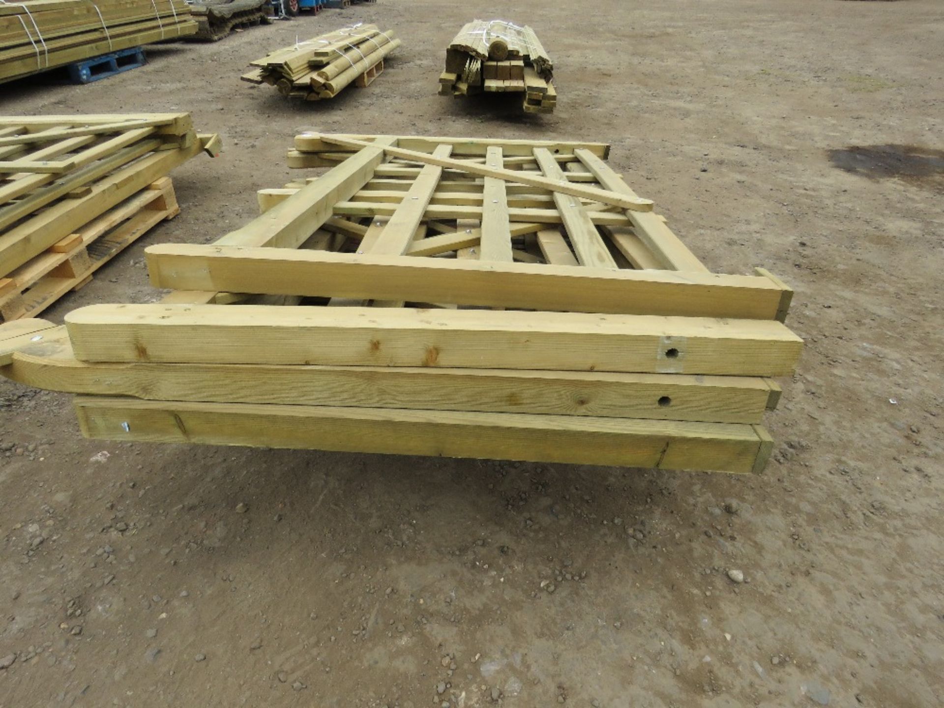 5 X ASSORTED SIZED WOODEN FIELD/DRIVEWAY GATES, AS SHOWN IN IMAGES - Image 3 of 6